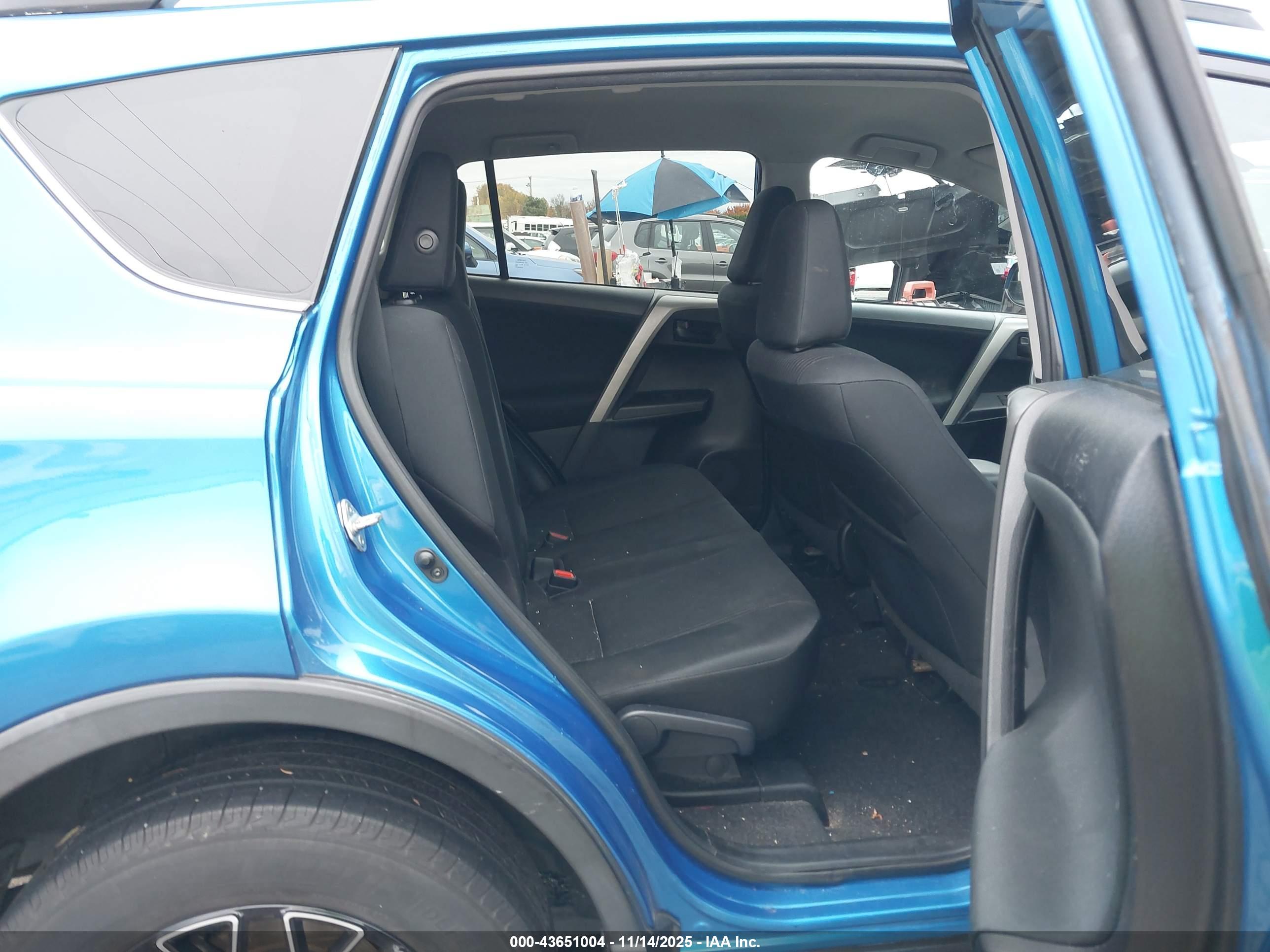 TOYOTA RAV4 image 8
