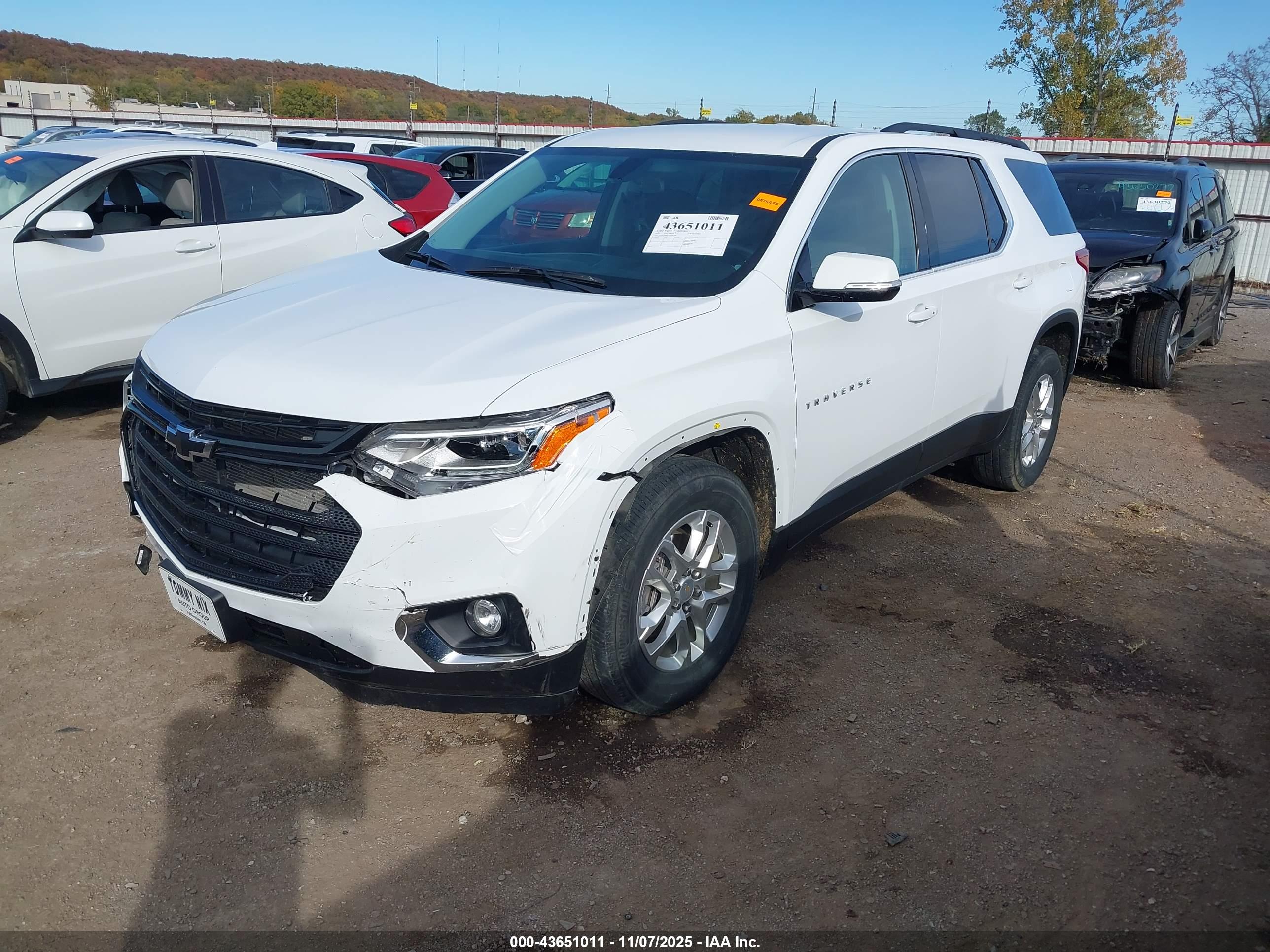 CHEVROLET TRAVERSE image 2