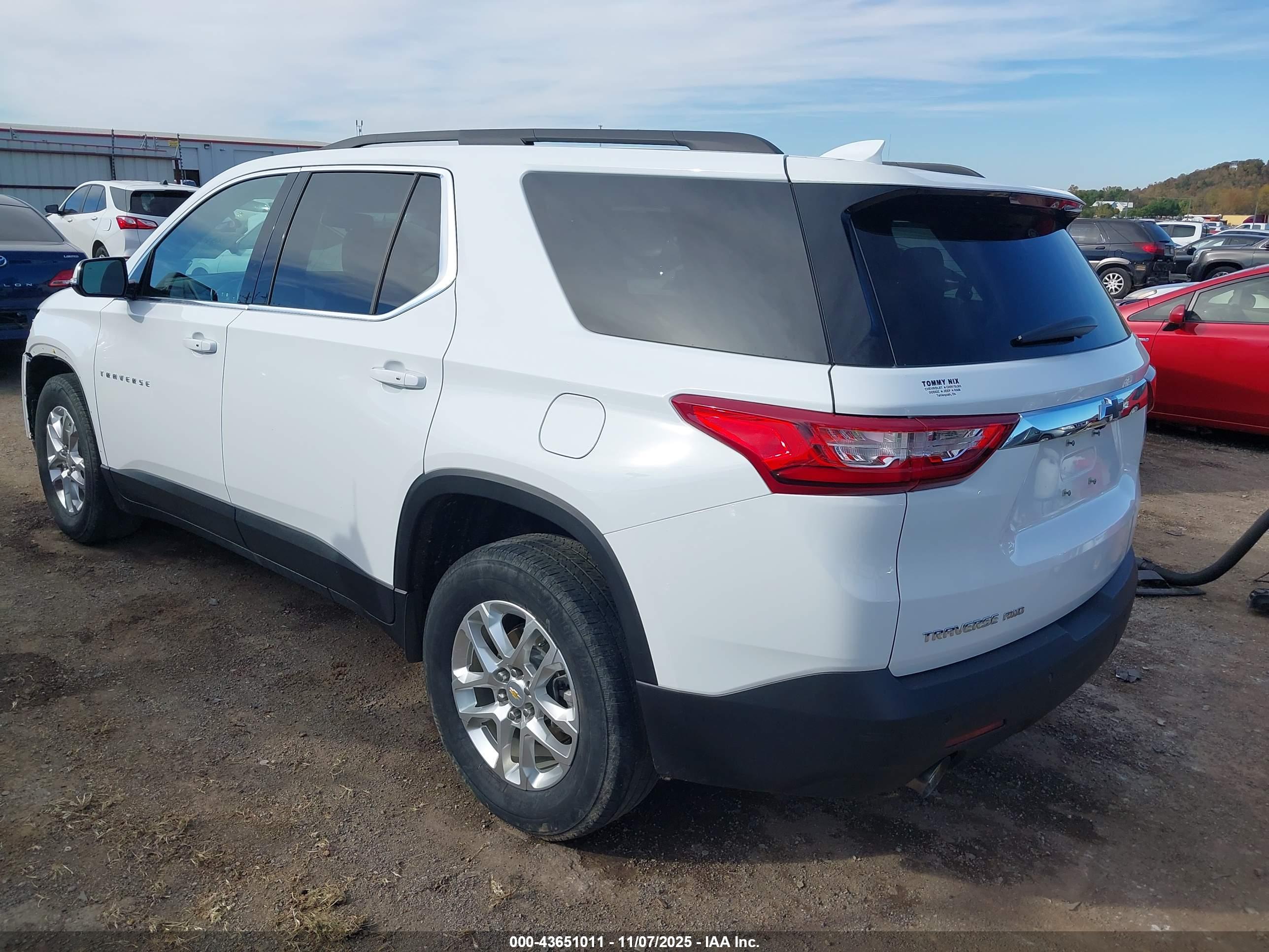 CHEVROLET TRAVERSE image 3