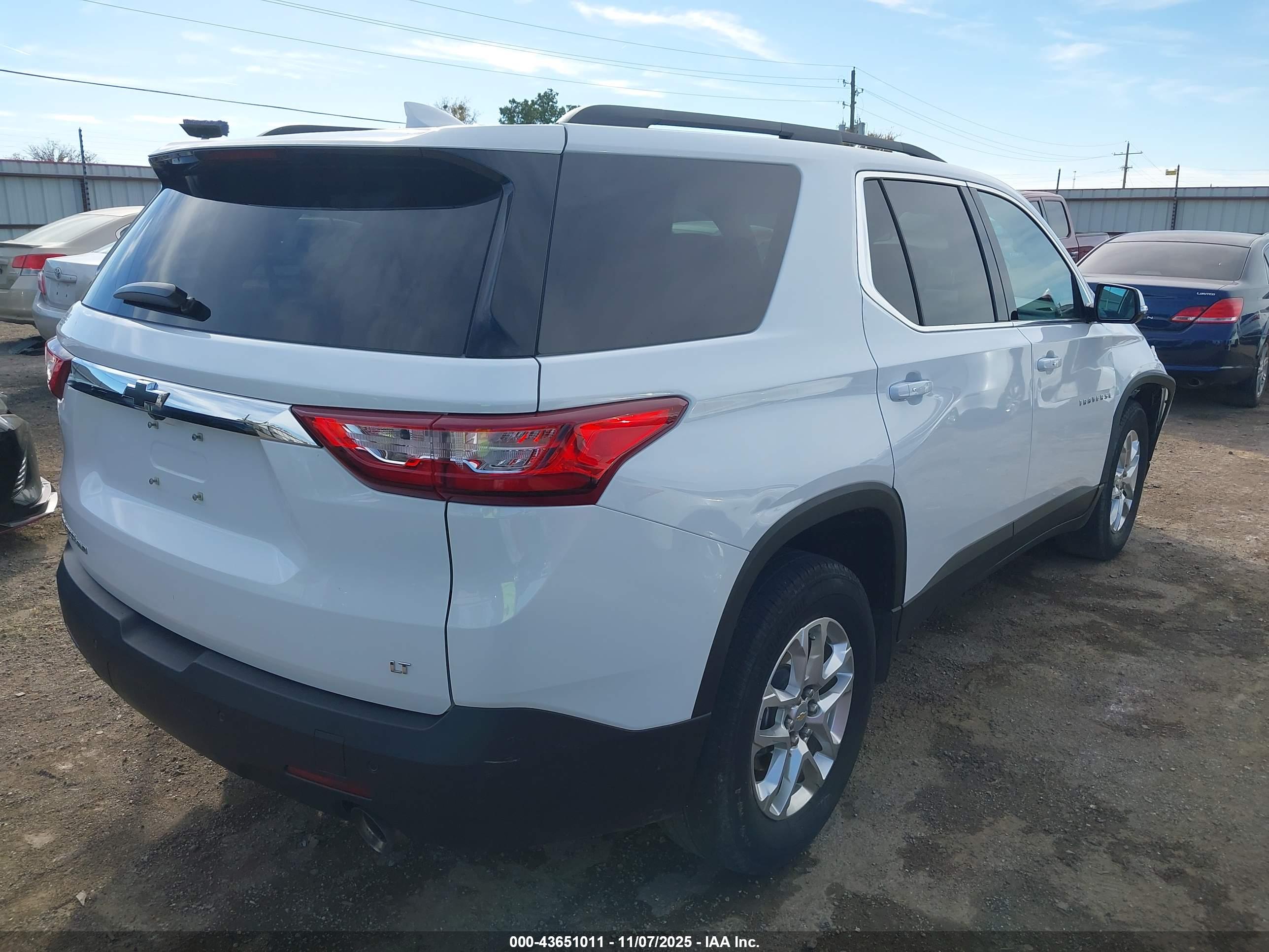 CHEVROLET TRAVERSE image 4