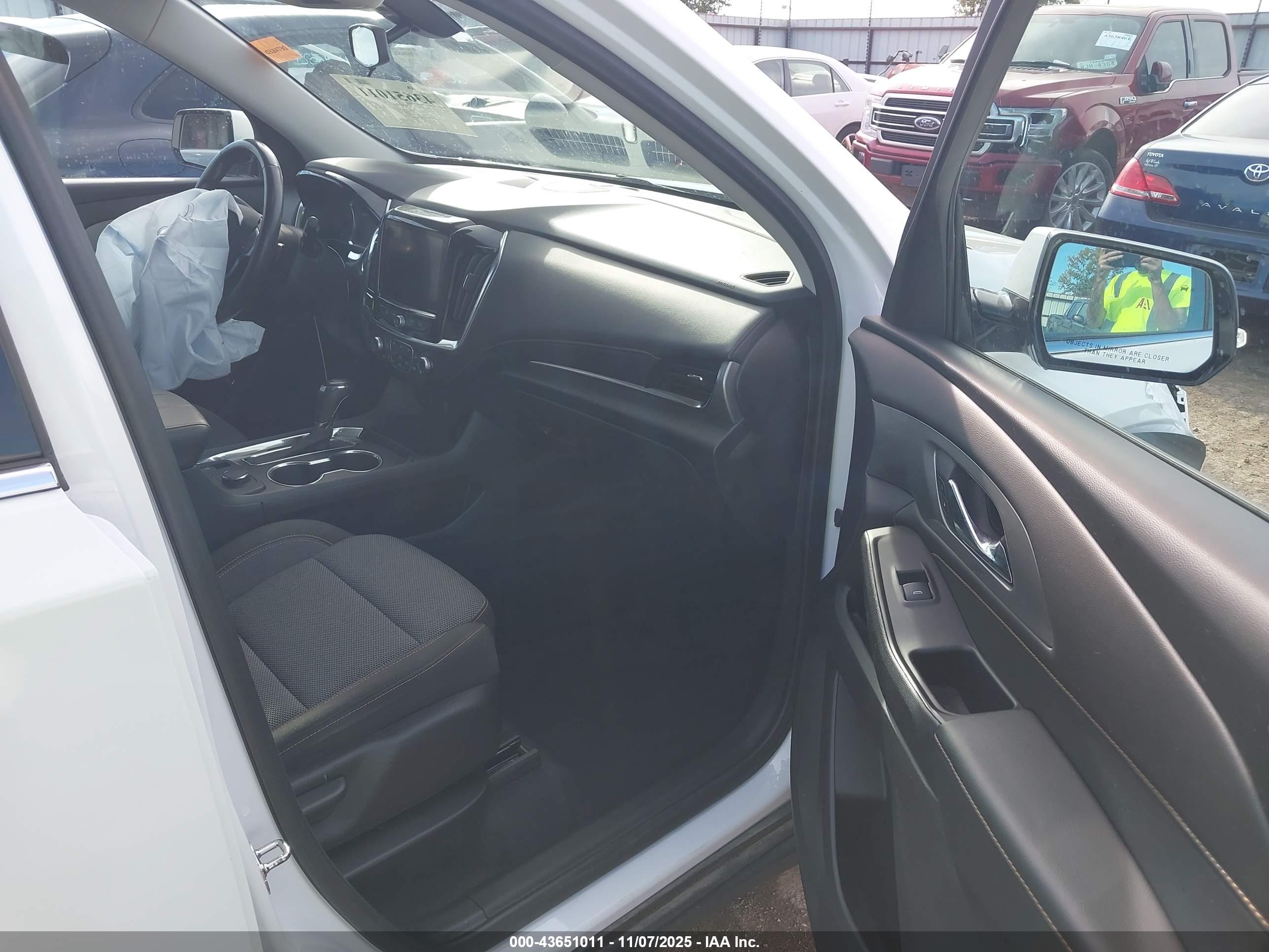CHEVROLET TRAVERSE image 5