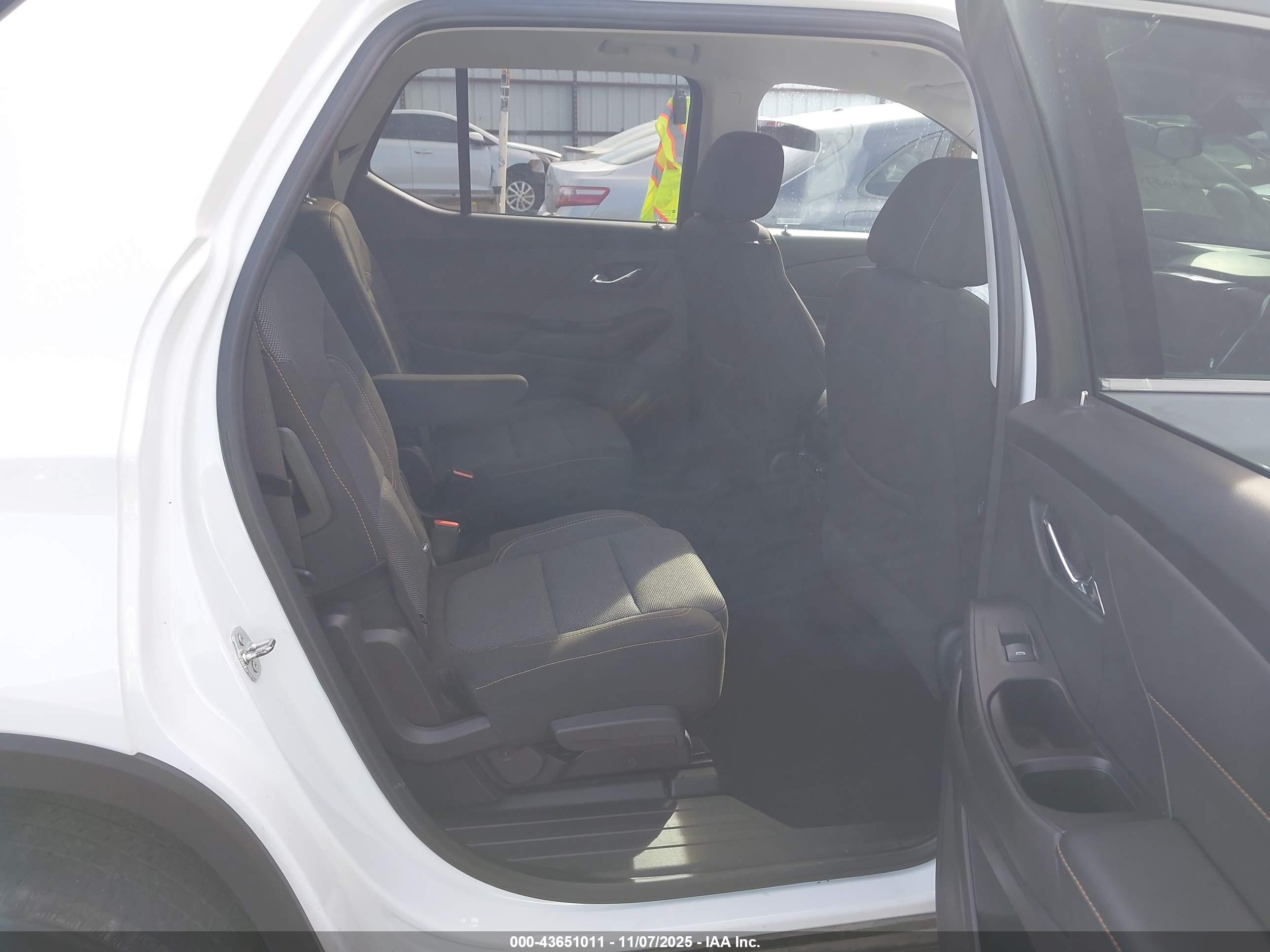 CHEVROLET TRAVERSE image 8