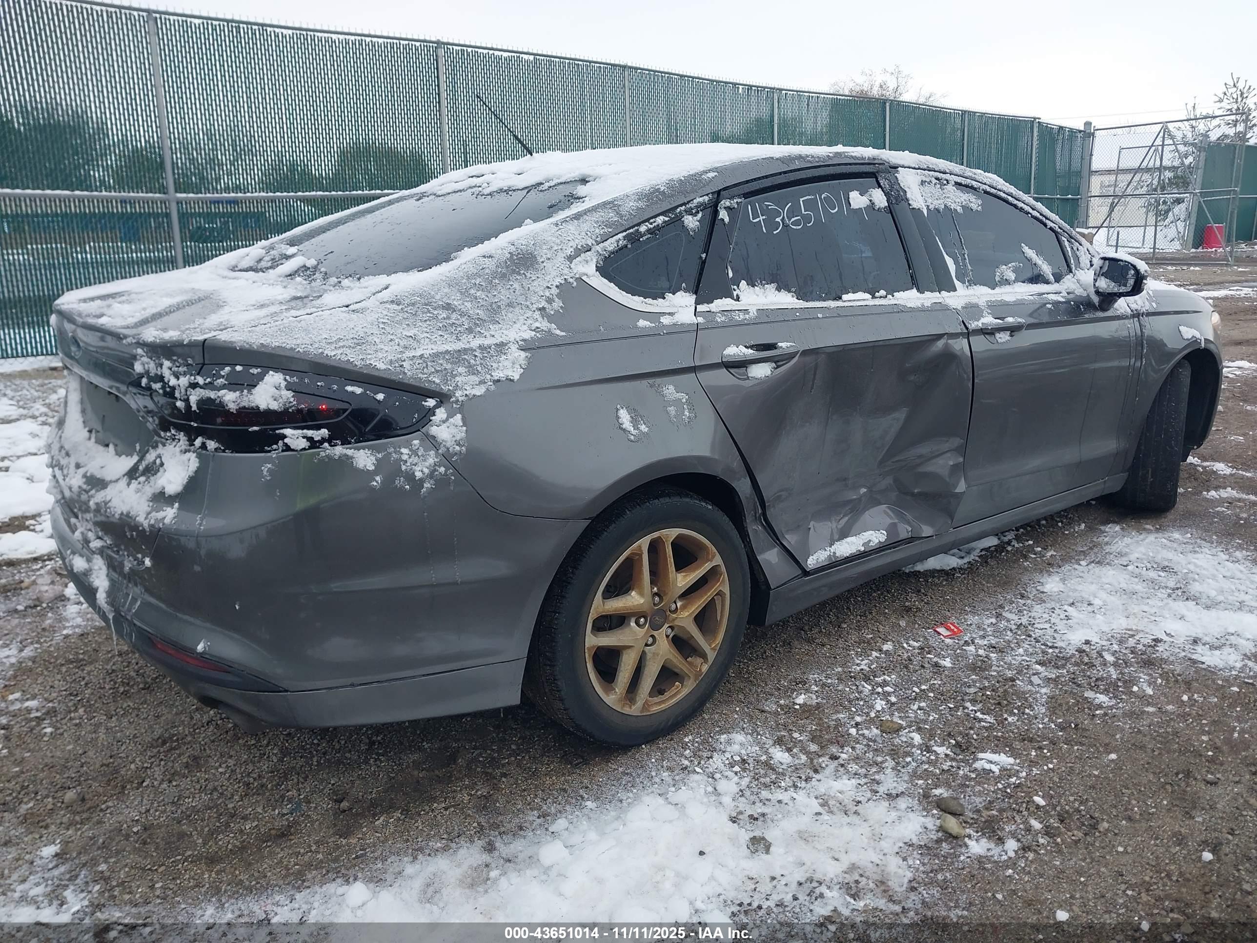 FORD FUSION image 4