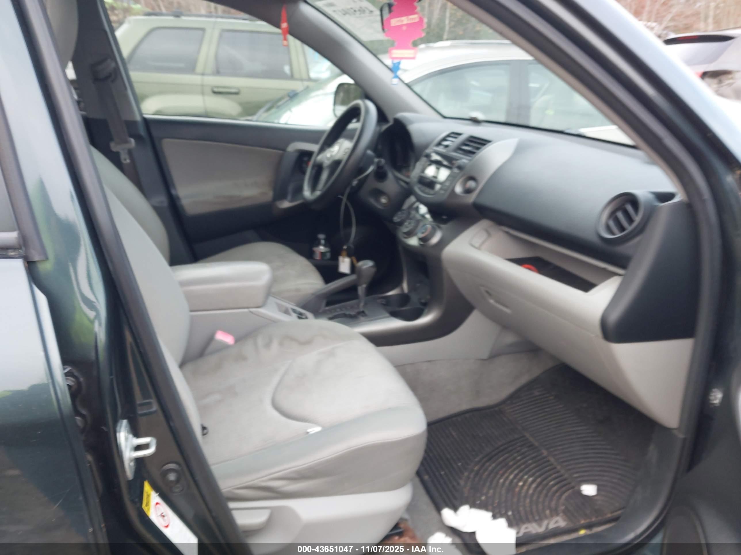 TOYOTA RAV4 image 5