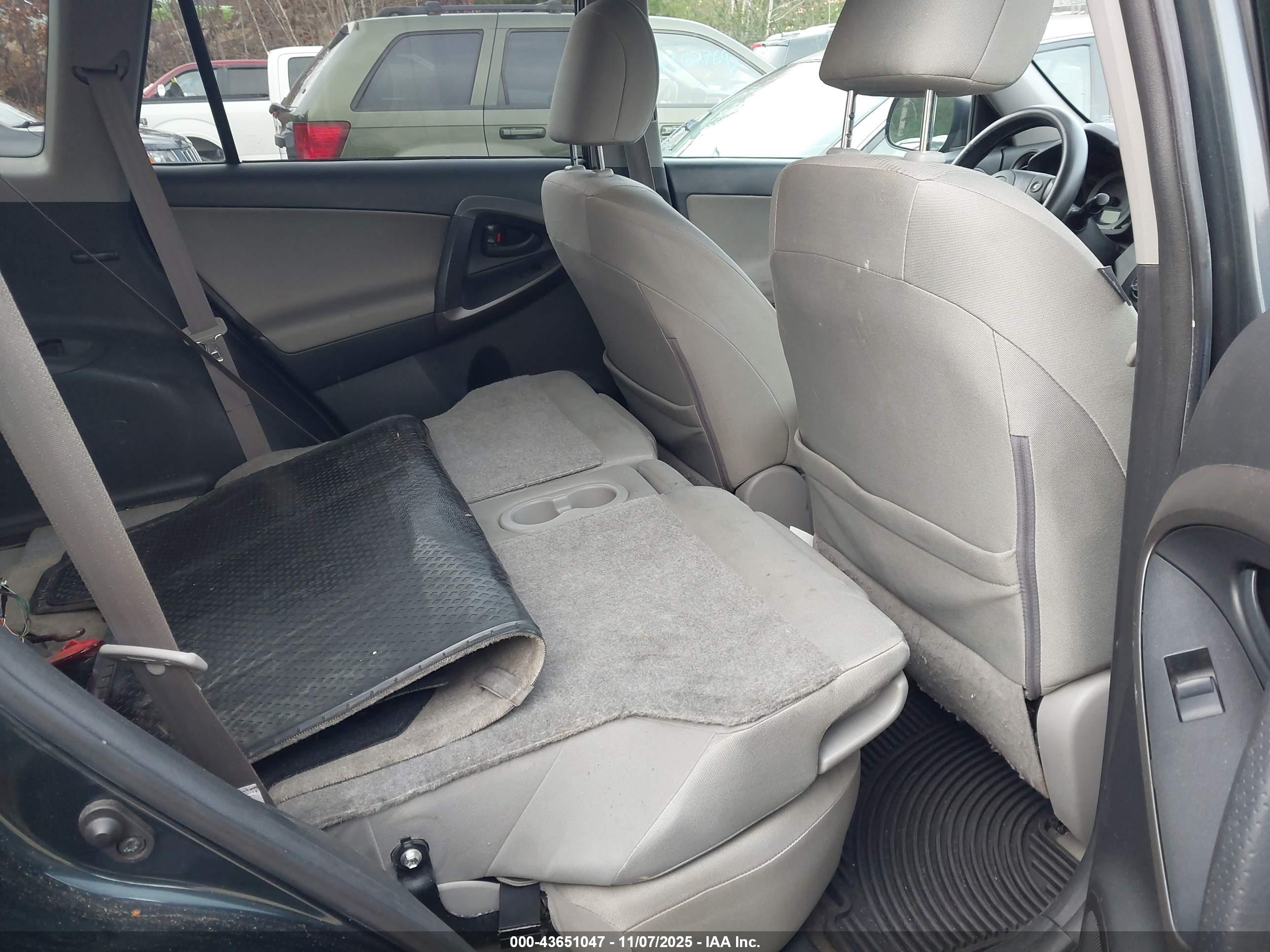 TOYOTA RAV4 image 8