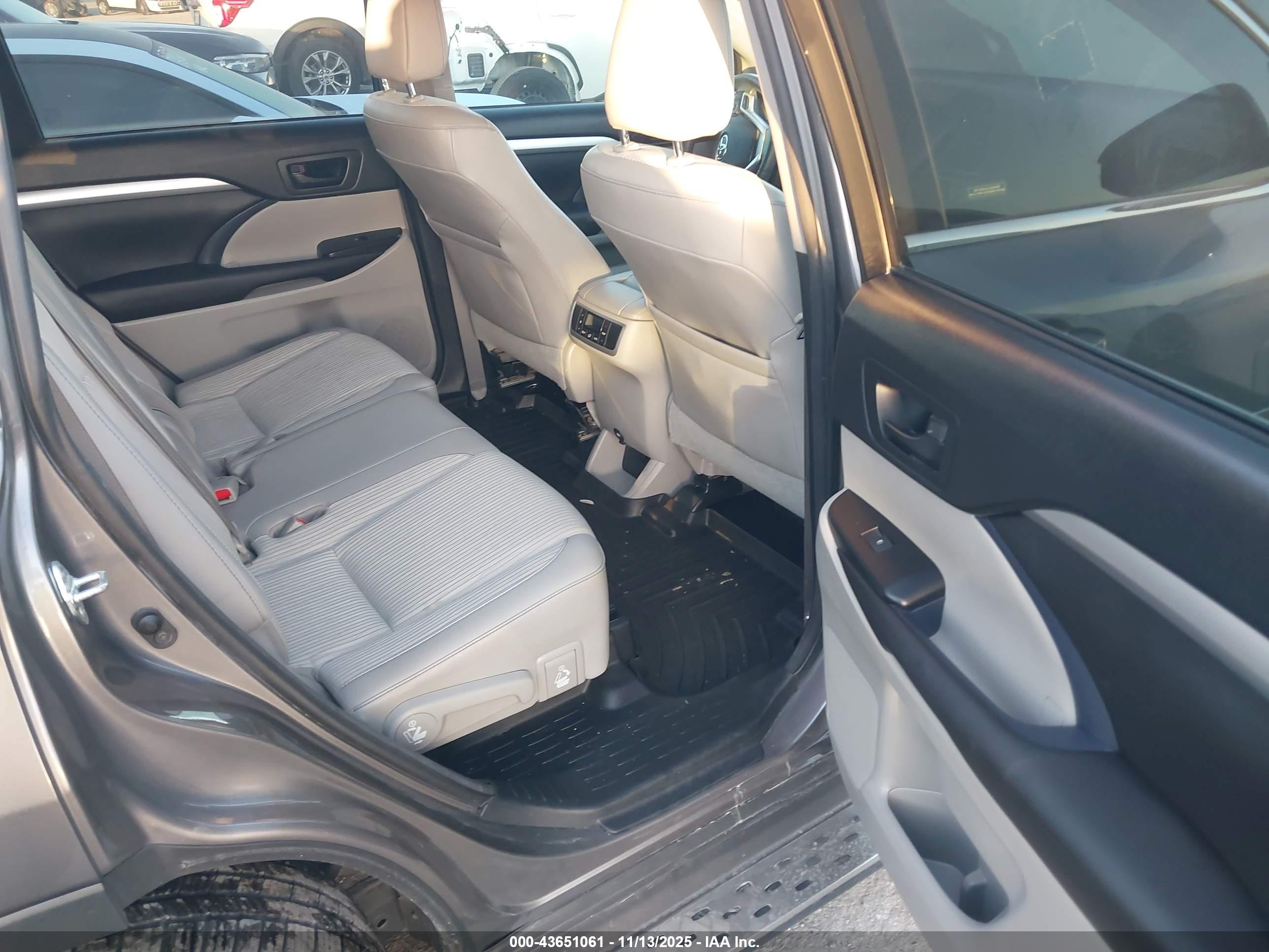 TOYOTA HIGHLANDER image 8