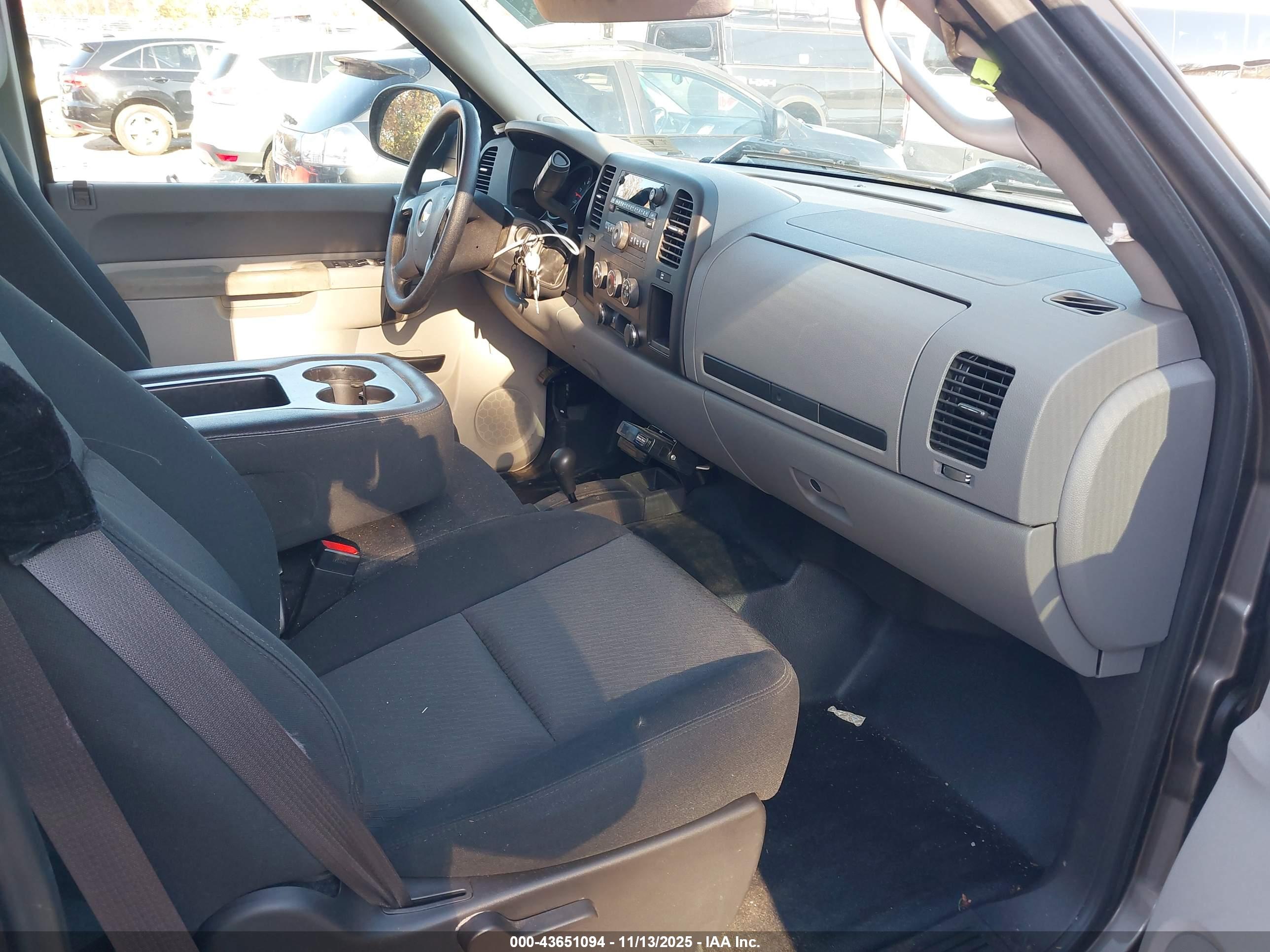 CHEVROLET SILVERADO image 5
