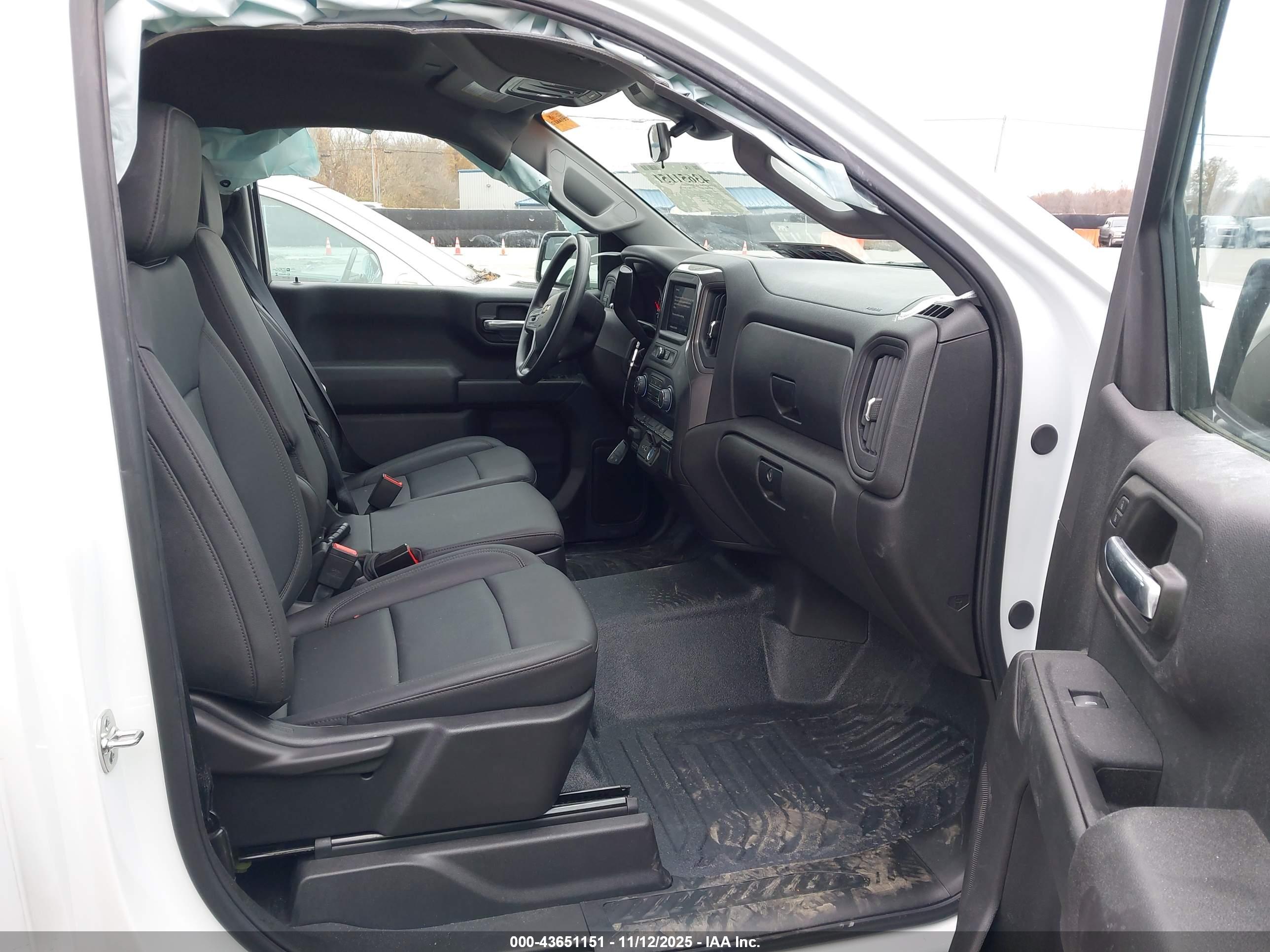 CHEVROLET SILVERADO image 5