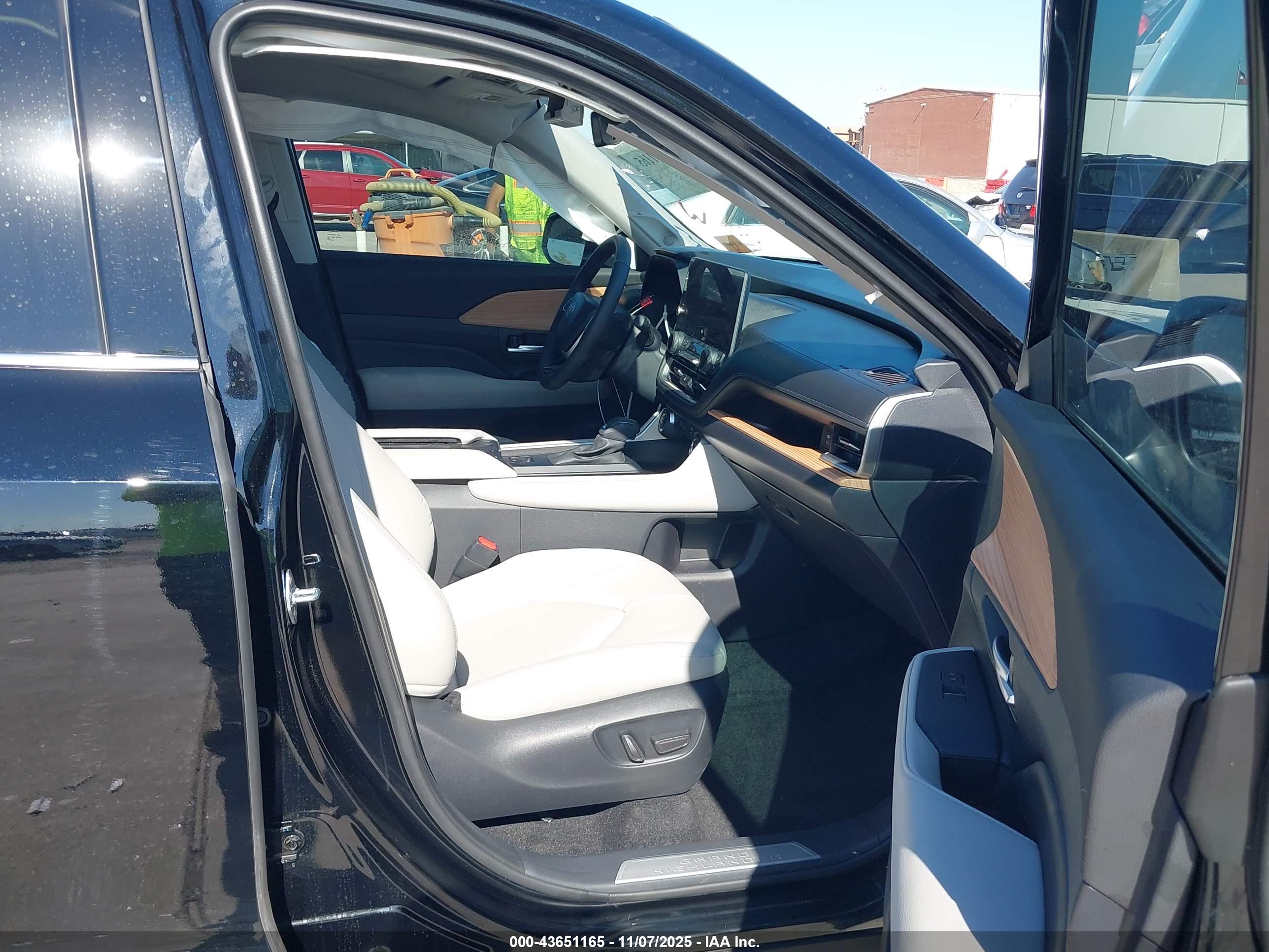 TOYOTA GRAND image 5