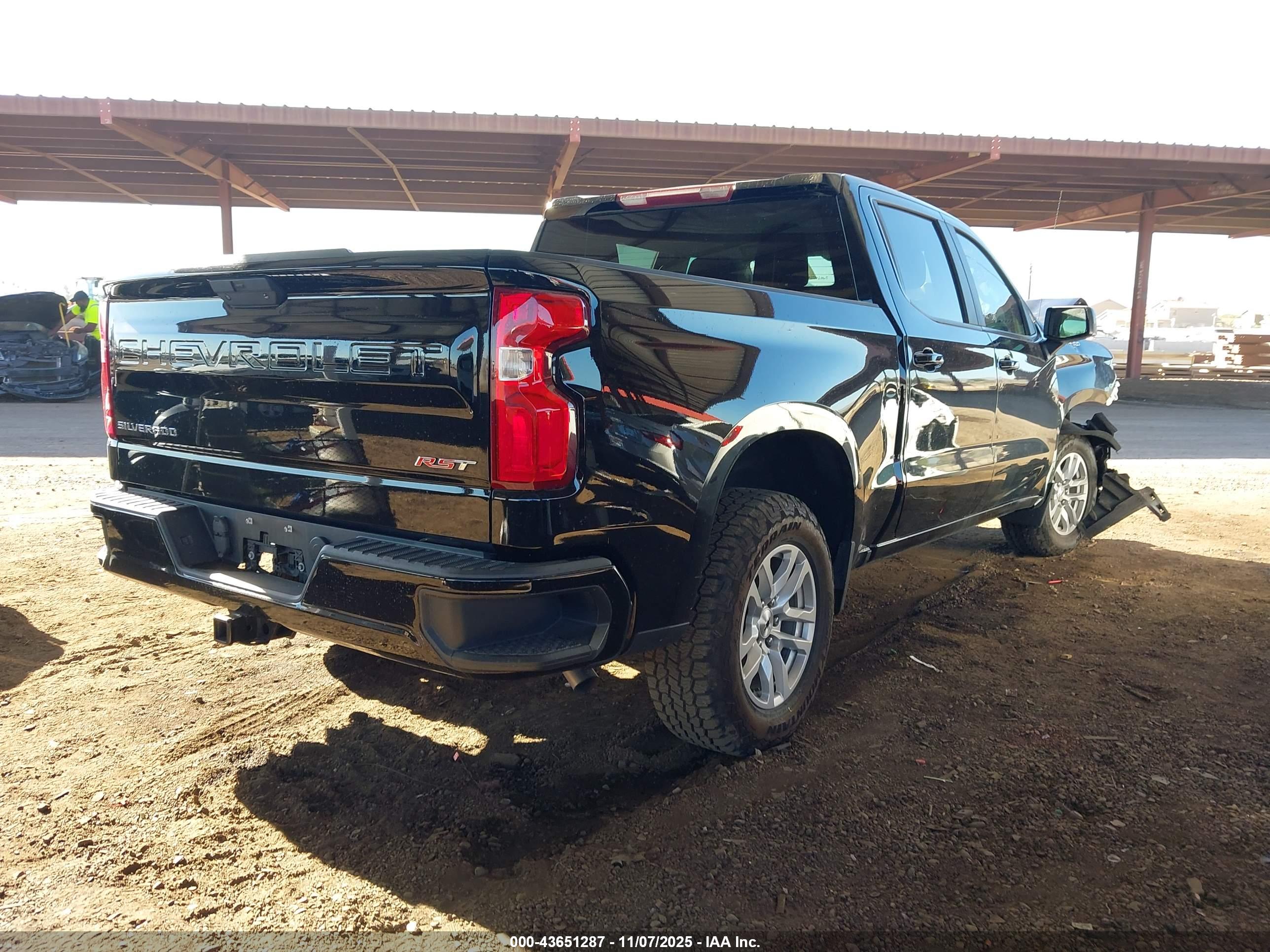 CHEVROLET SILVERADO image 4