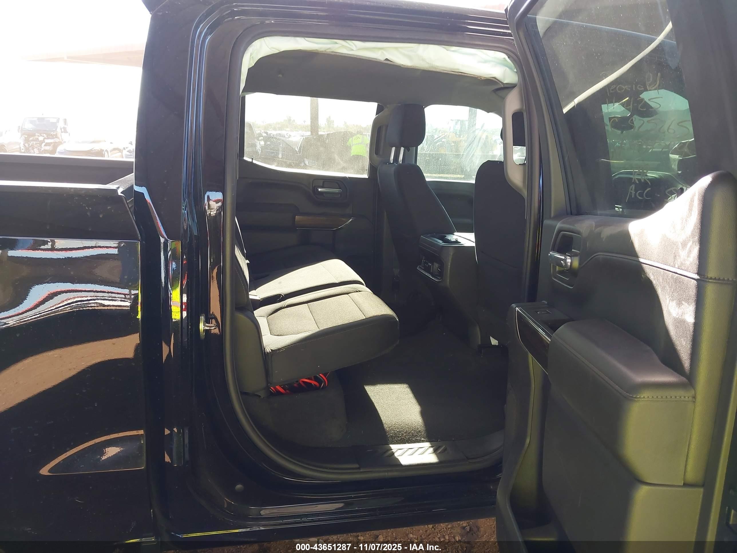 CHEVROLET SILVERADO image 8