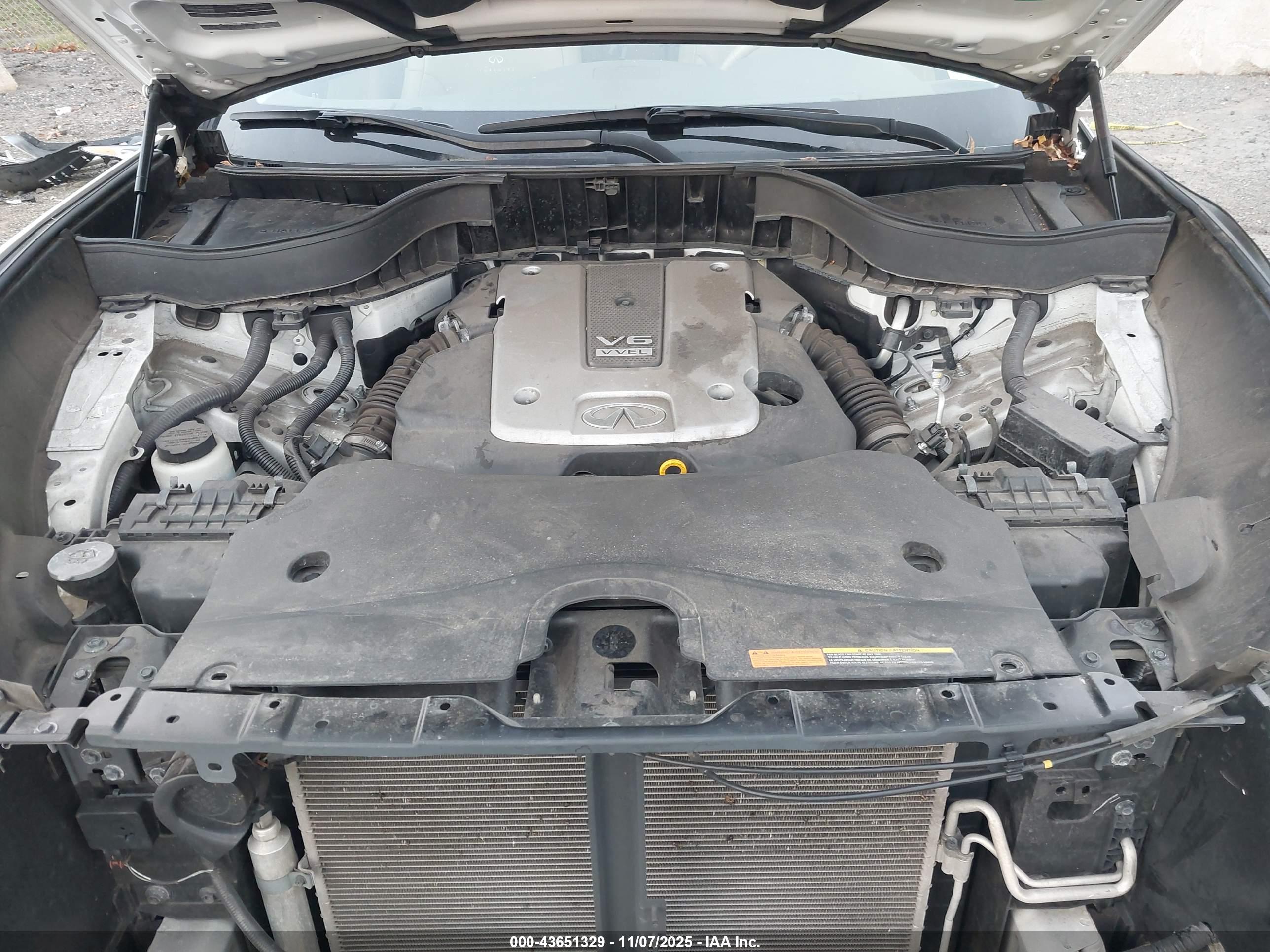 INFINITI QX70 image 10
