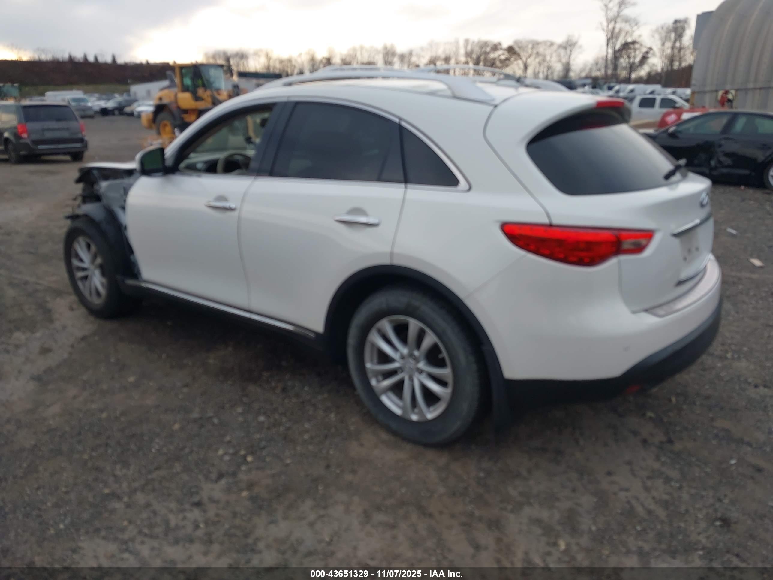 INFINITI QX70 image 3