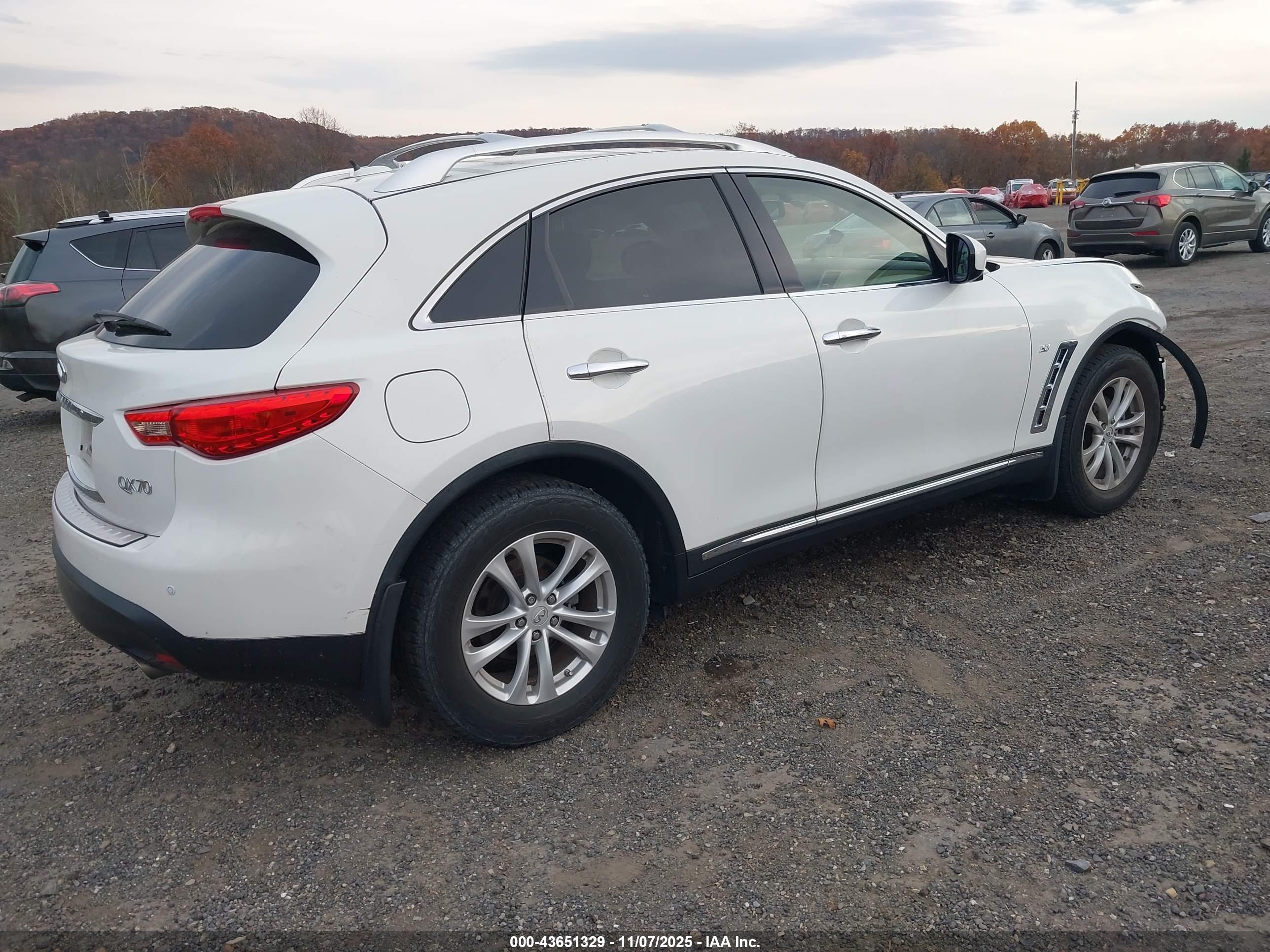 INFINITI QX70 image 4