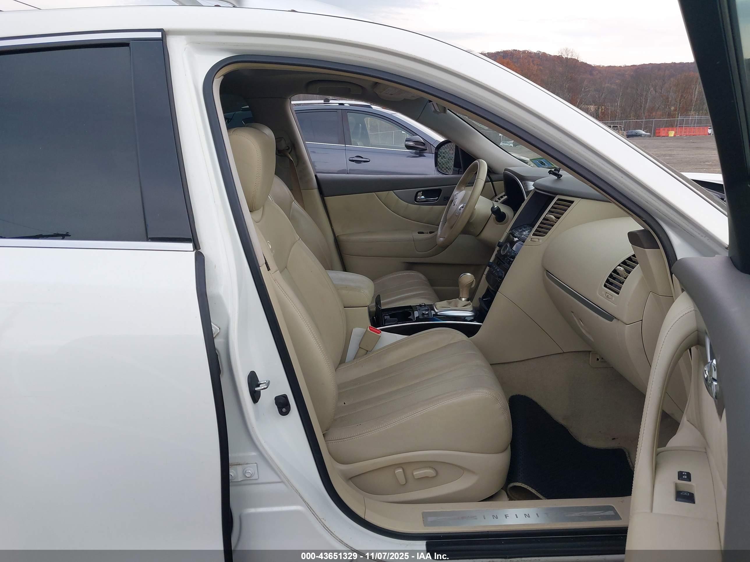 INFINITI QX70 image 5