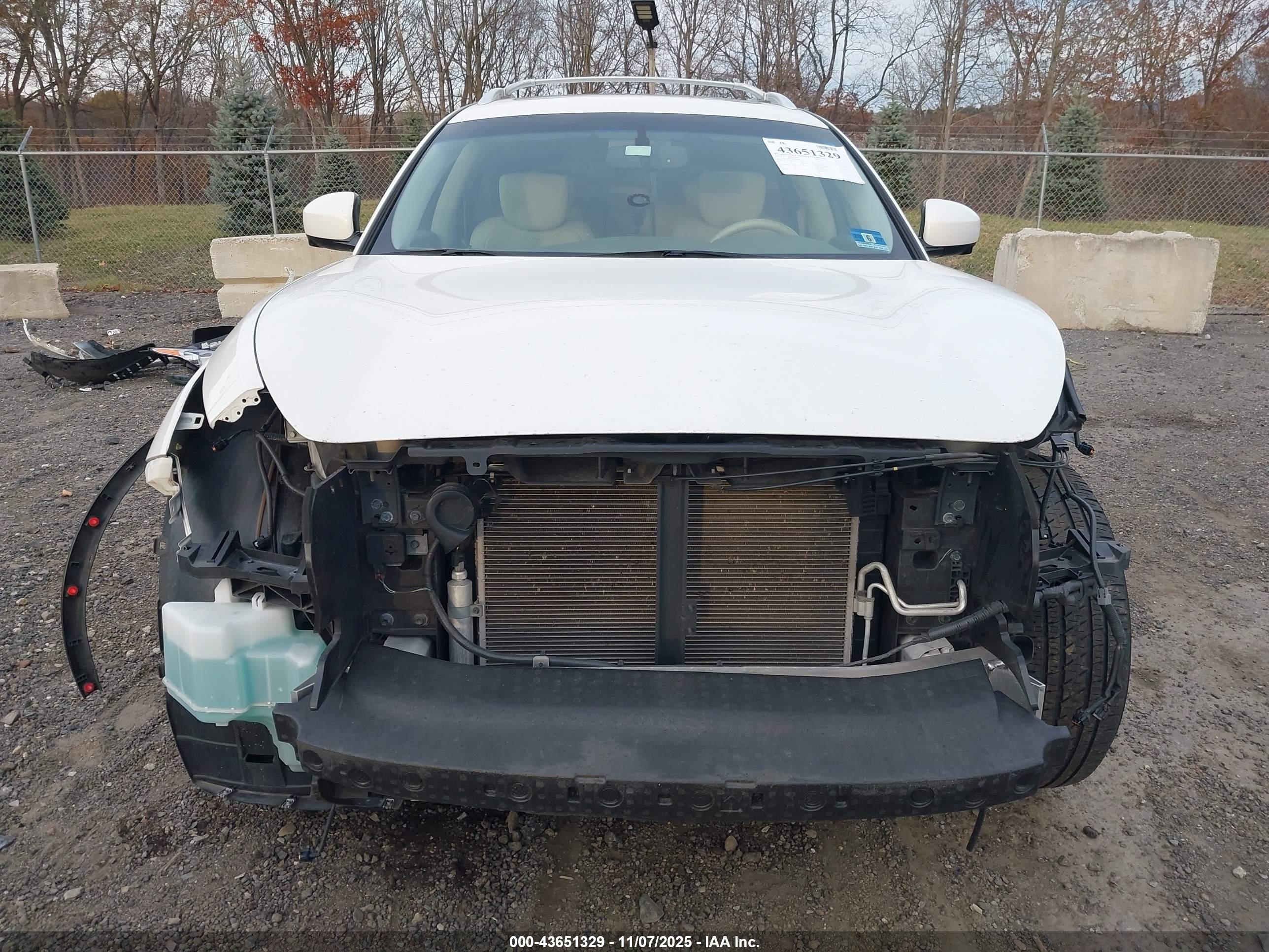 INFINITI QX70 image 6