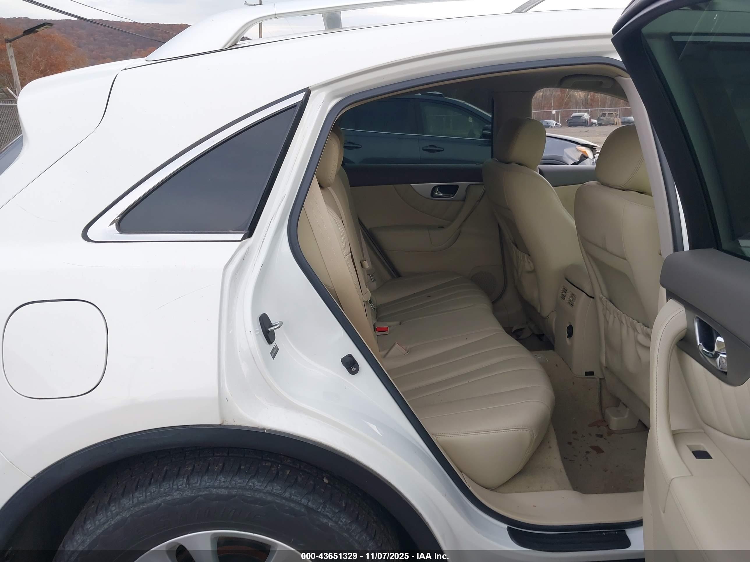 INFINITI QX70 image 8