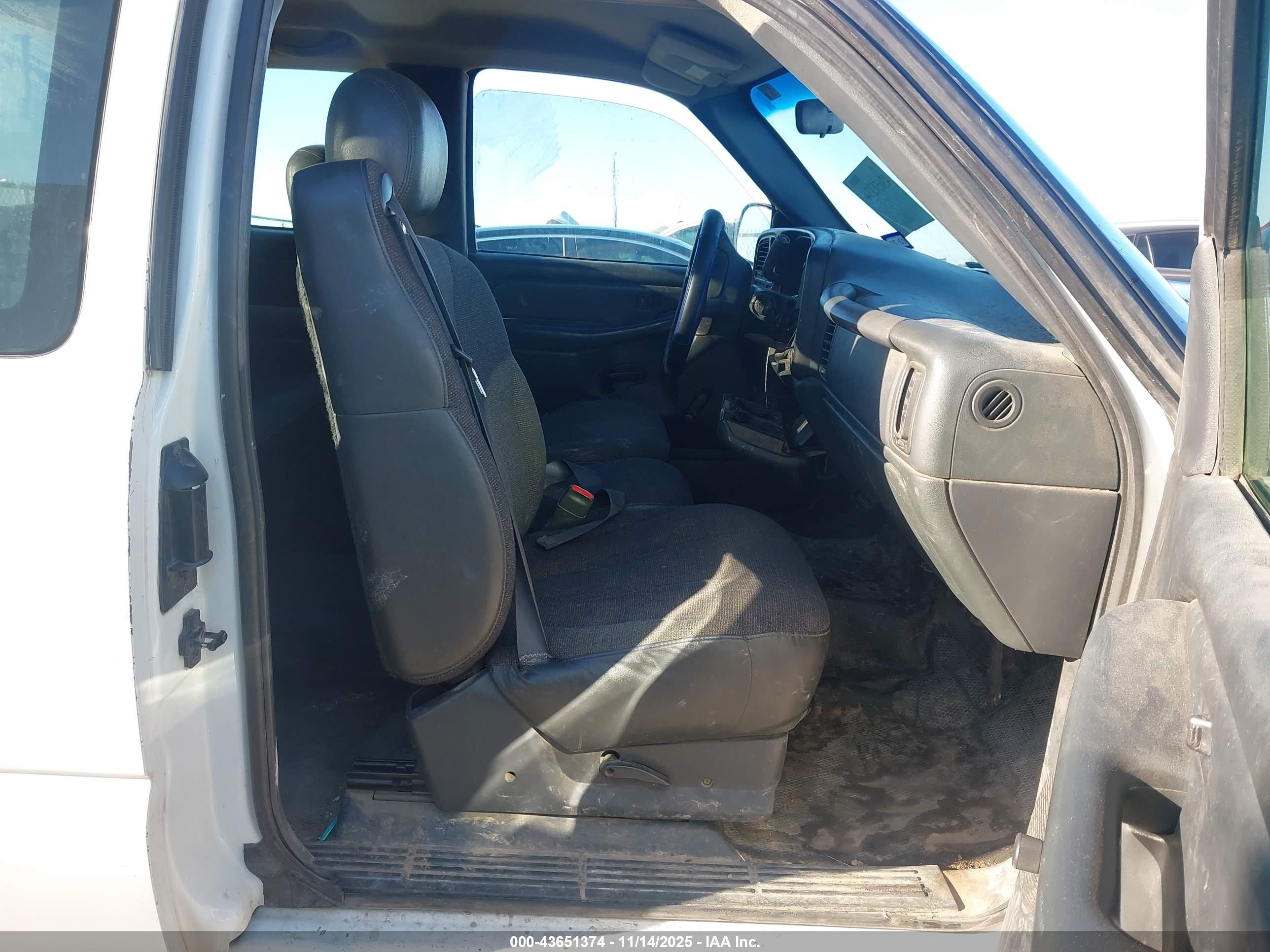 CHEVROLET SILVERADO image 5