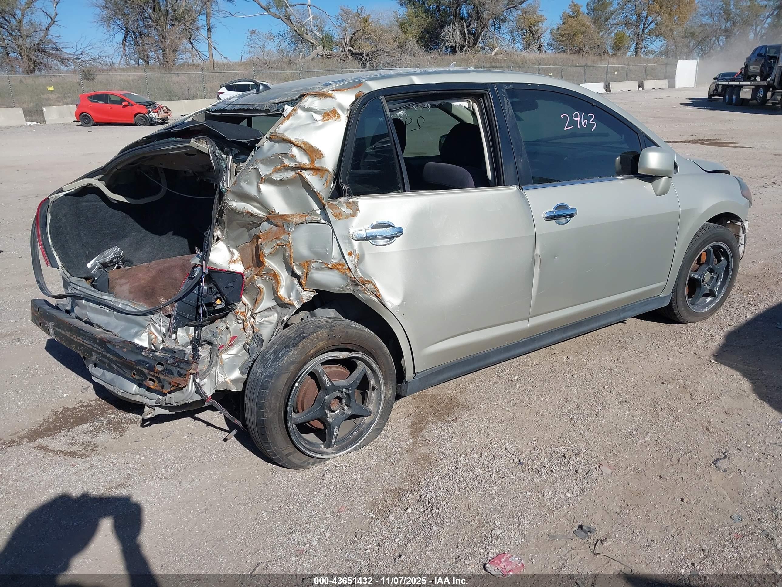 NISSAN VERSA image 4
