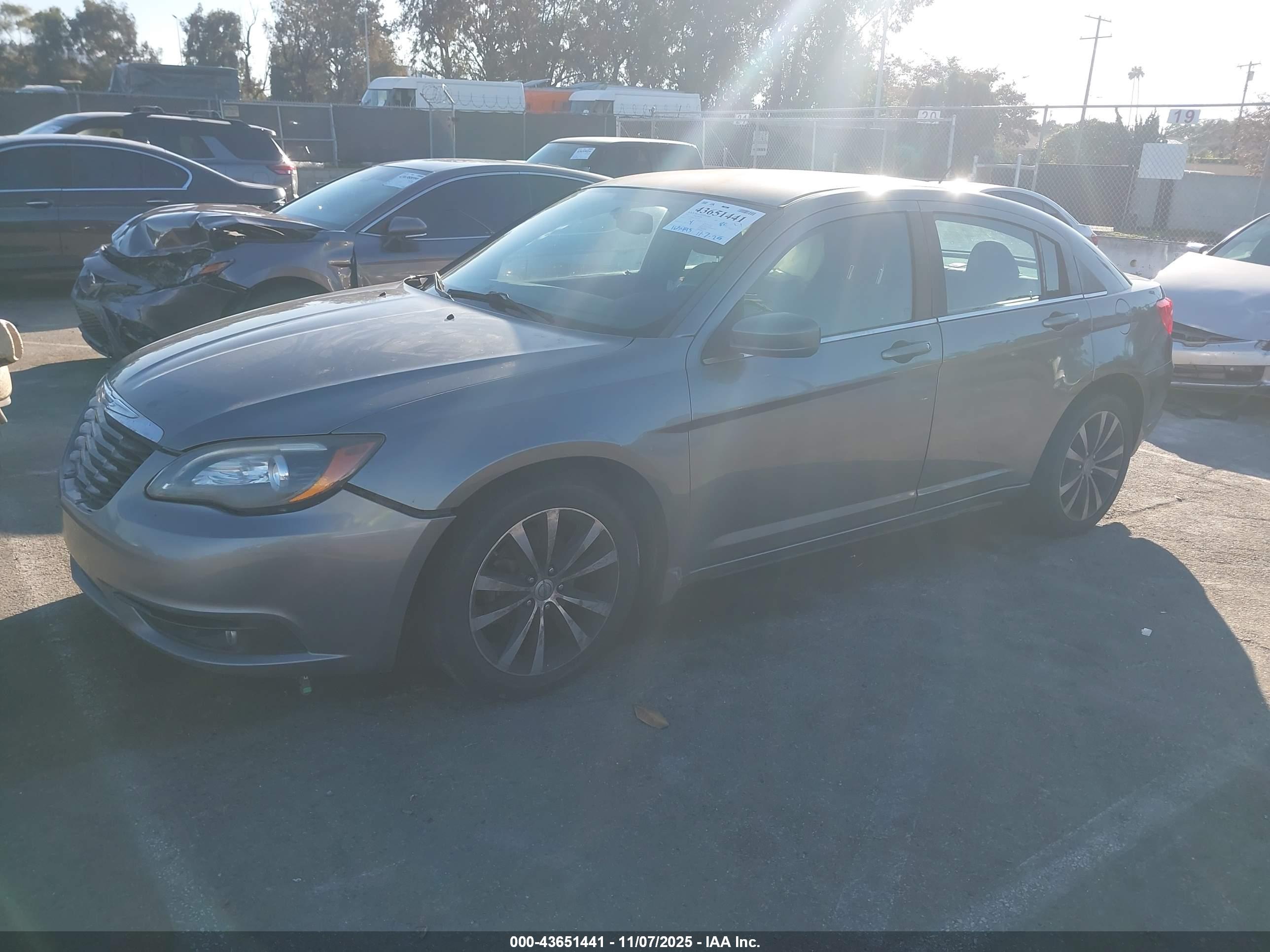 CHRYSLER 200 image 2