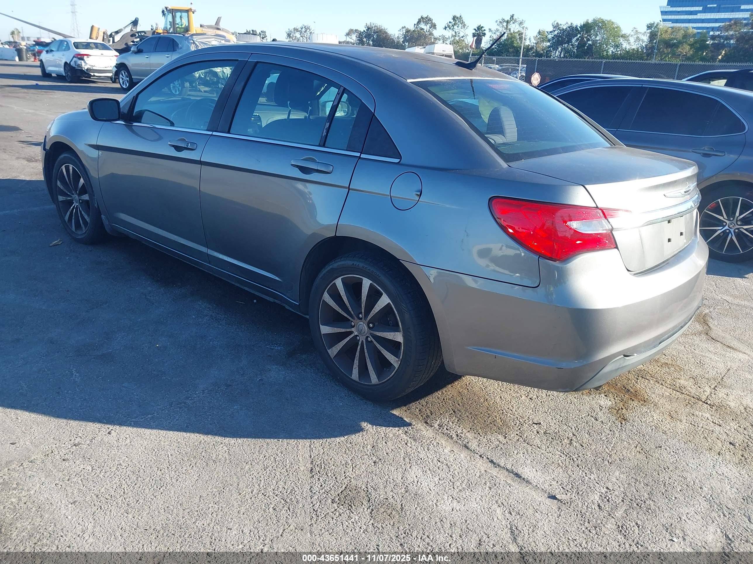 CHRYSLER 200 image 3