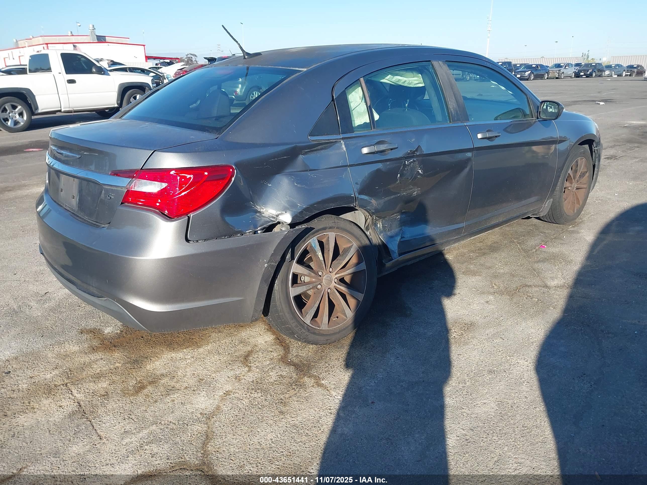 CHRYSLER 200 image 4