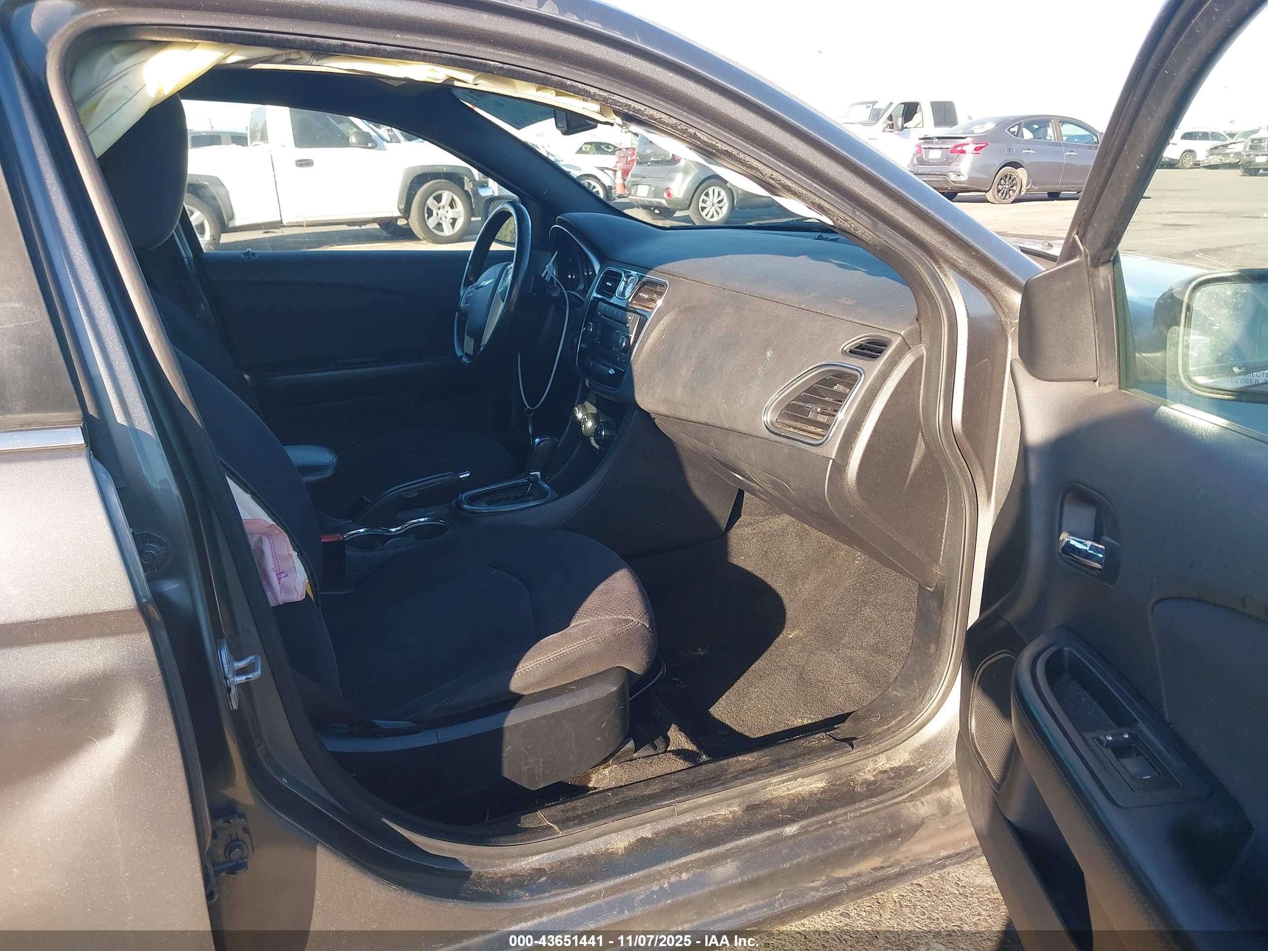 CHRYSLER 200 image 5