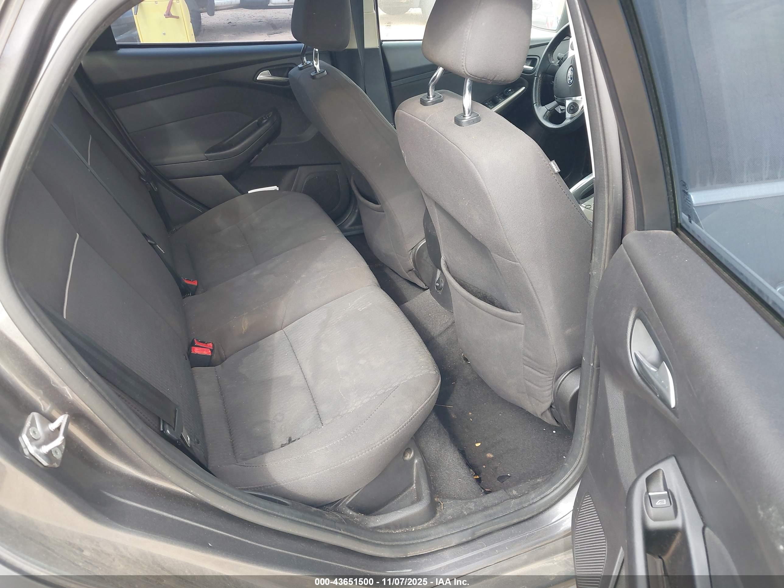 FORD FOCUS image 8