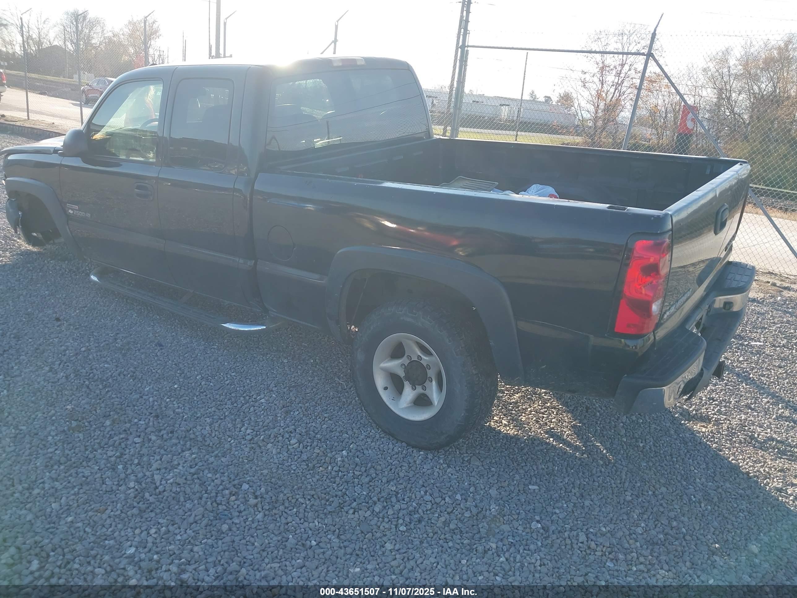 CHEVROLET SILVERADO image 3