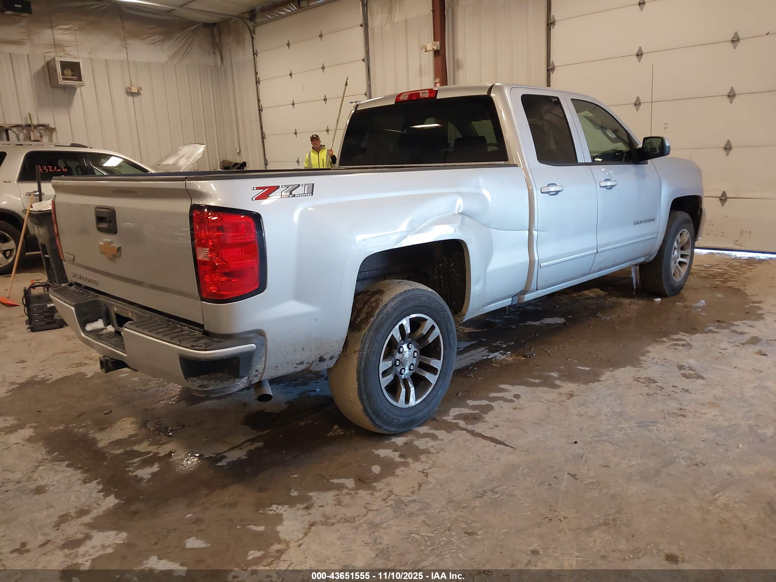 CHEVROLET SILVERADO image 4