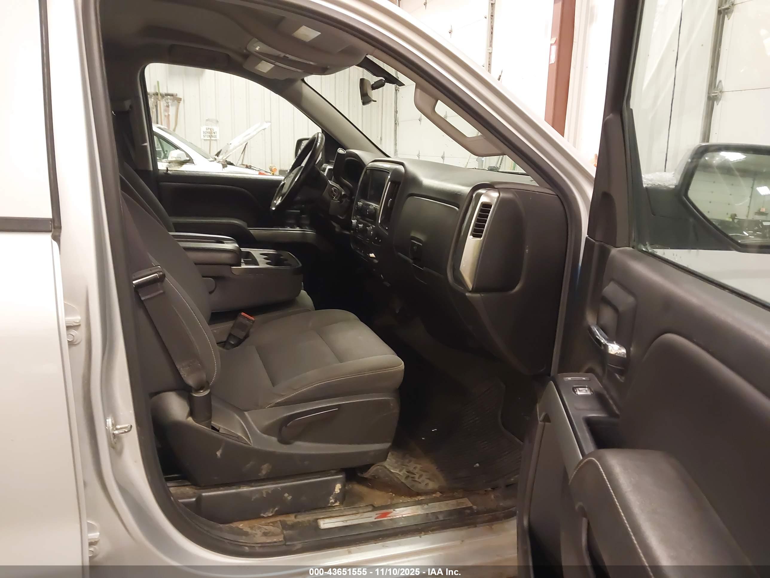 CHEVROLET SILVERADO image 5