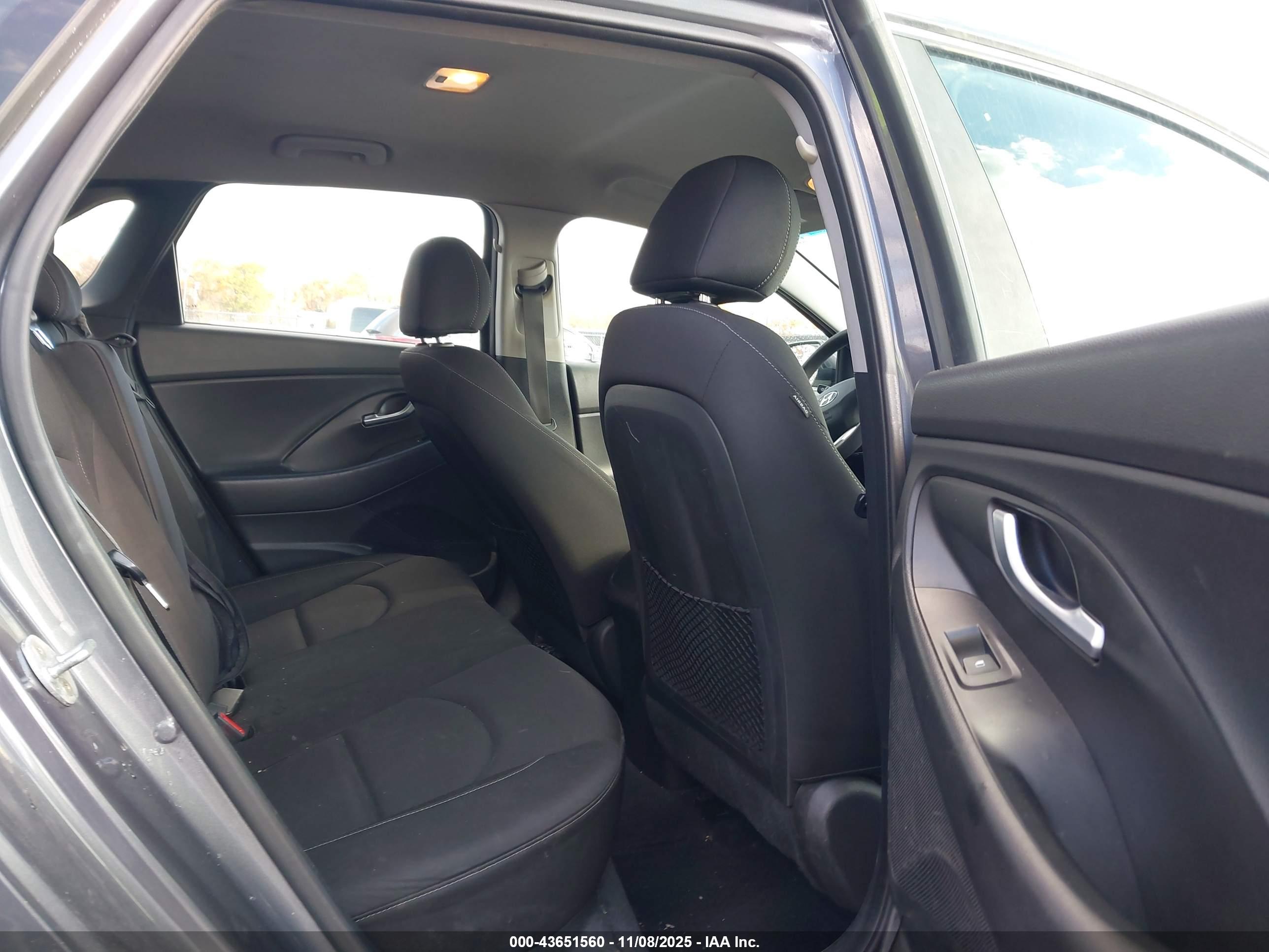 HYUNDAI ELANTRA image 8