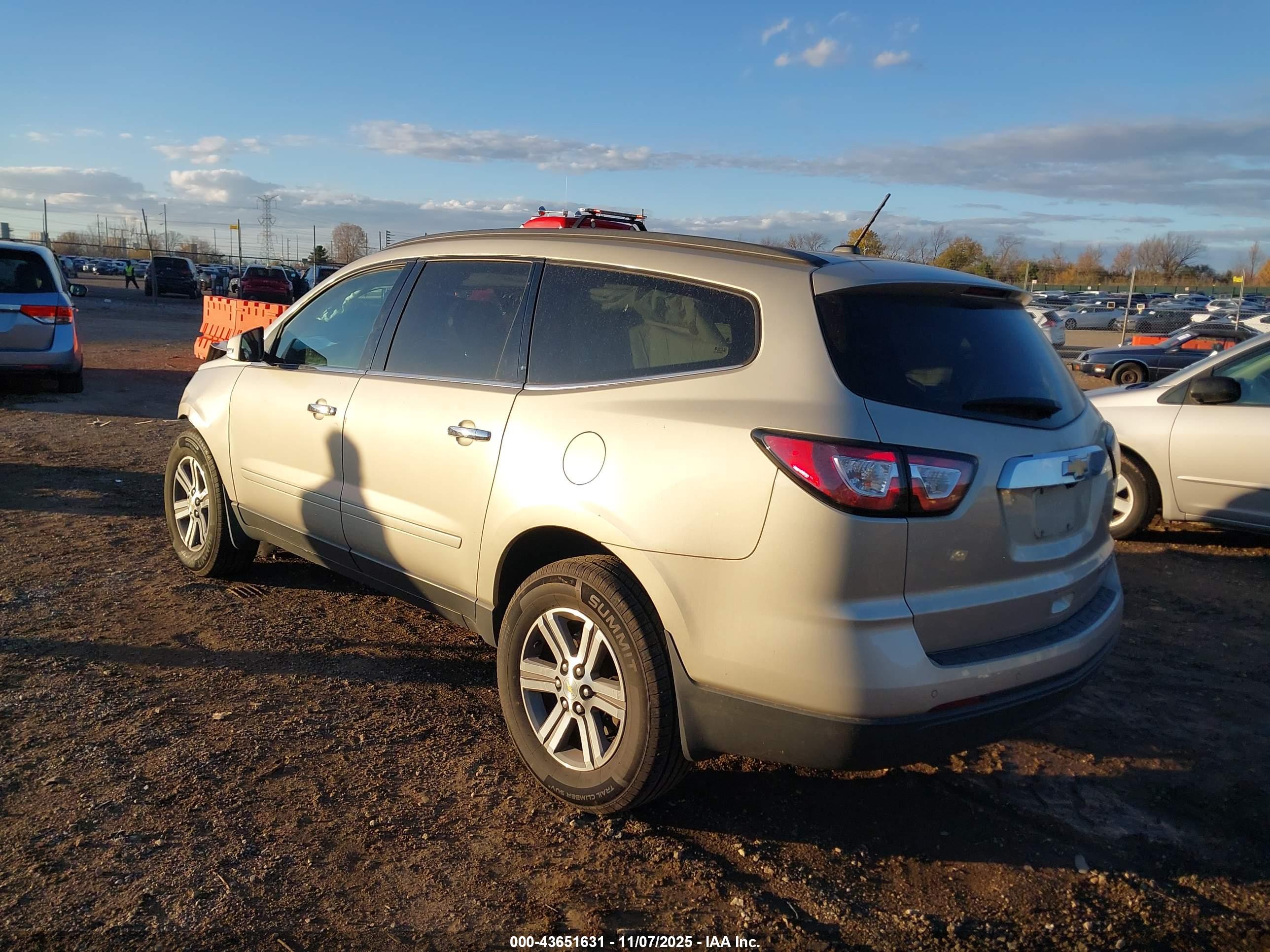 CHEVROLET TRAVERSE image 3