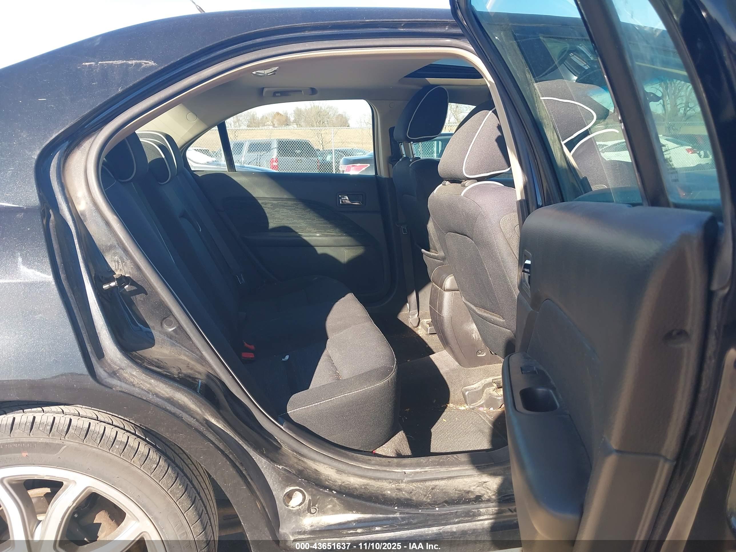 FORD FUSION image 8