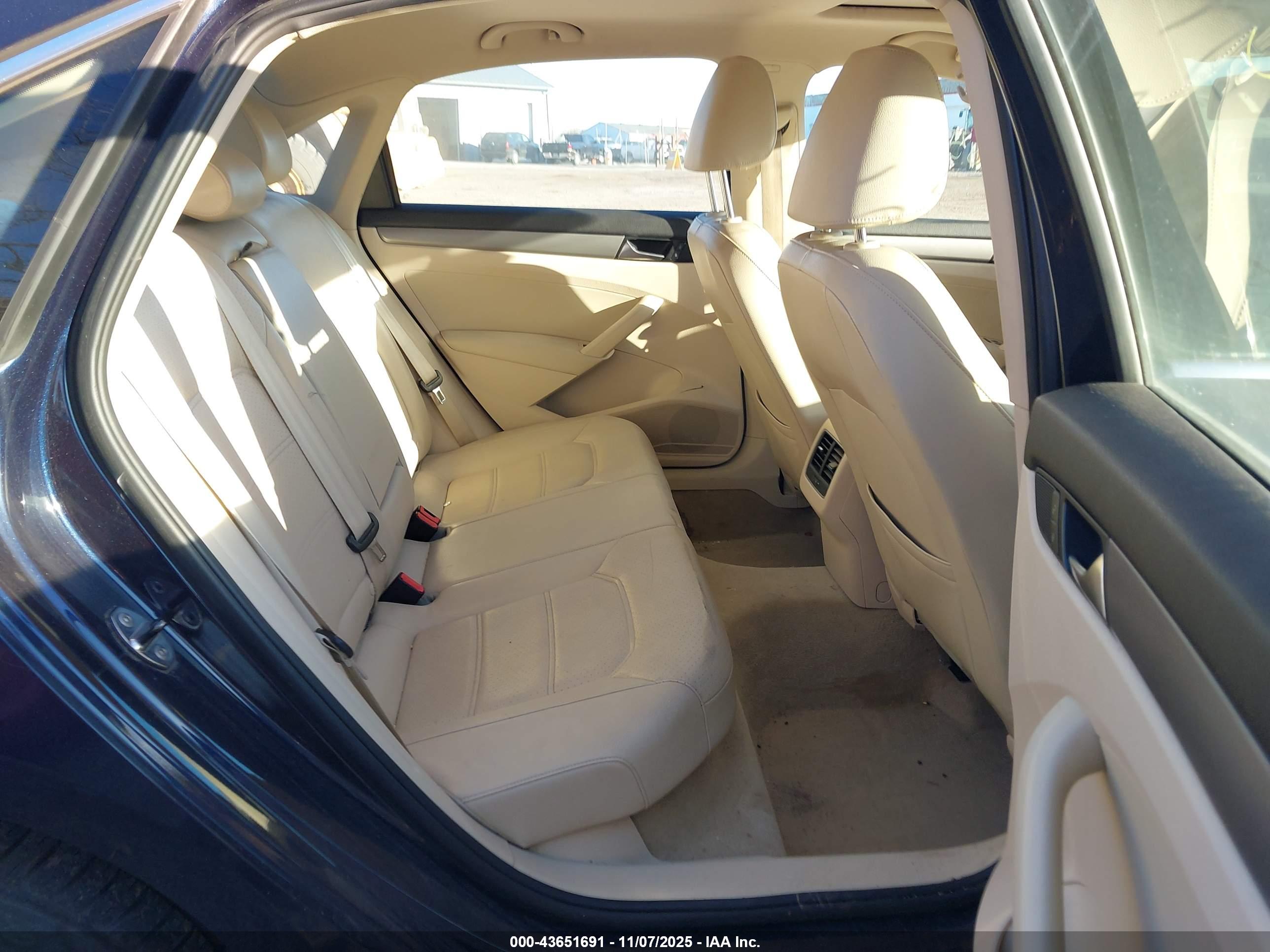 VOLKSWAGEN PASSAT image 8