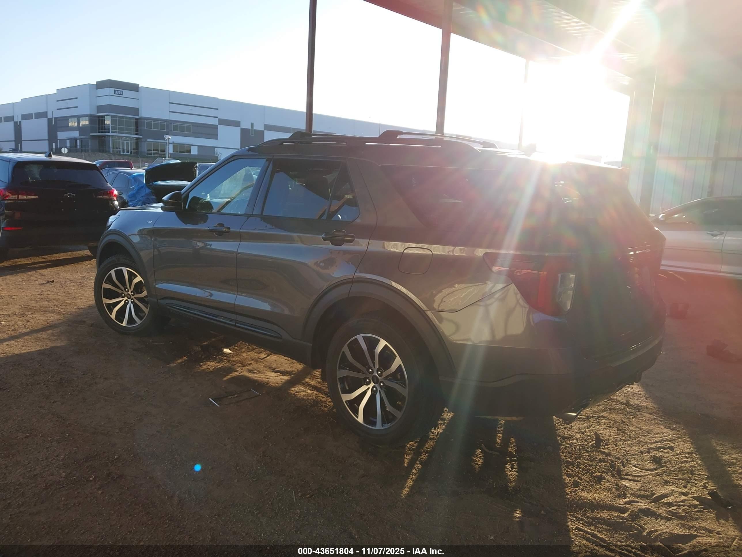 FORD EXPLORER image 3