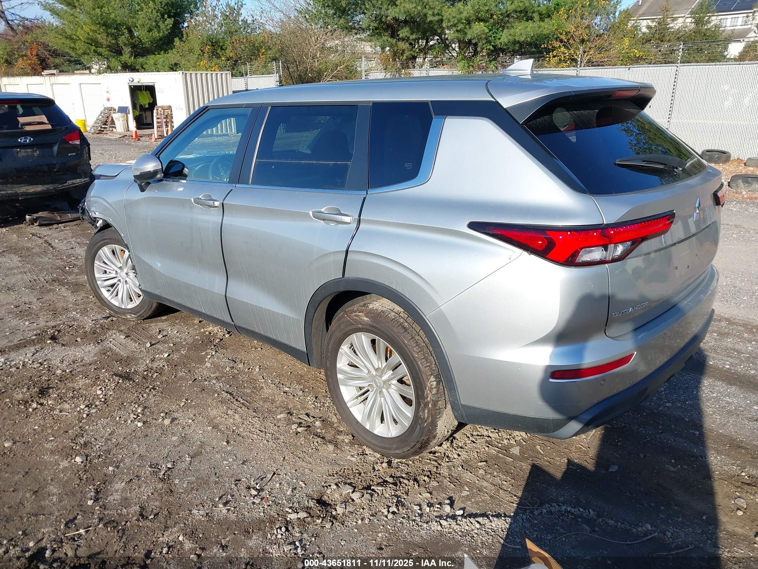 MITSUBISHI OUTLANDER image 3