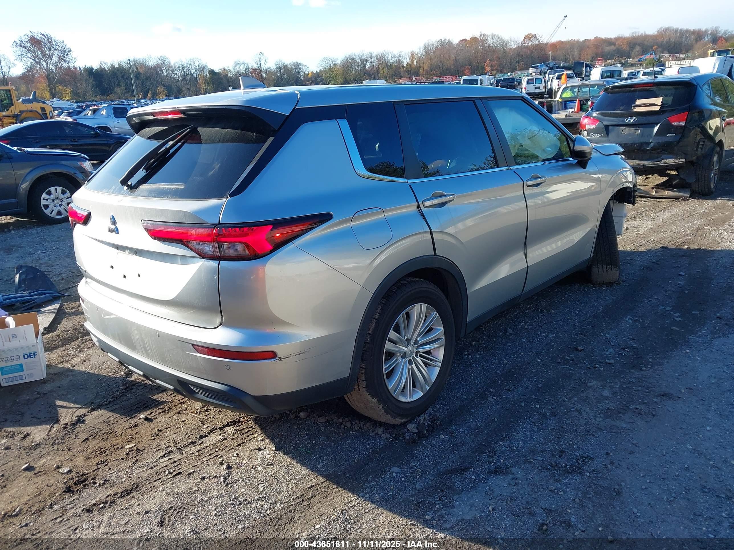 MITSUBISHI OUTLANDER image 4