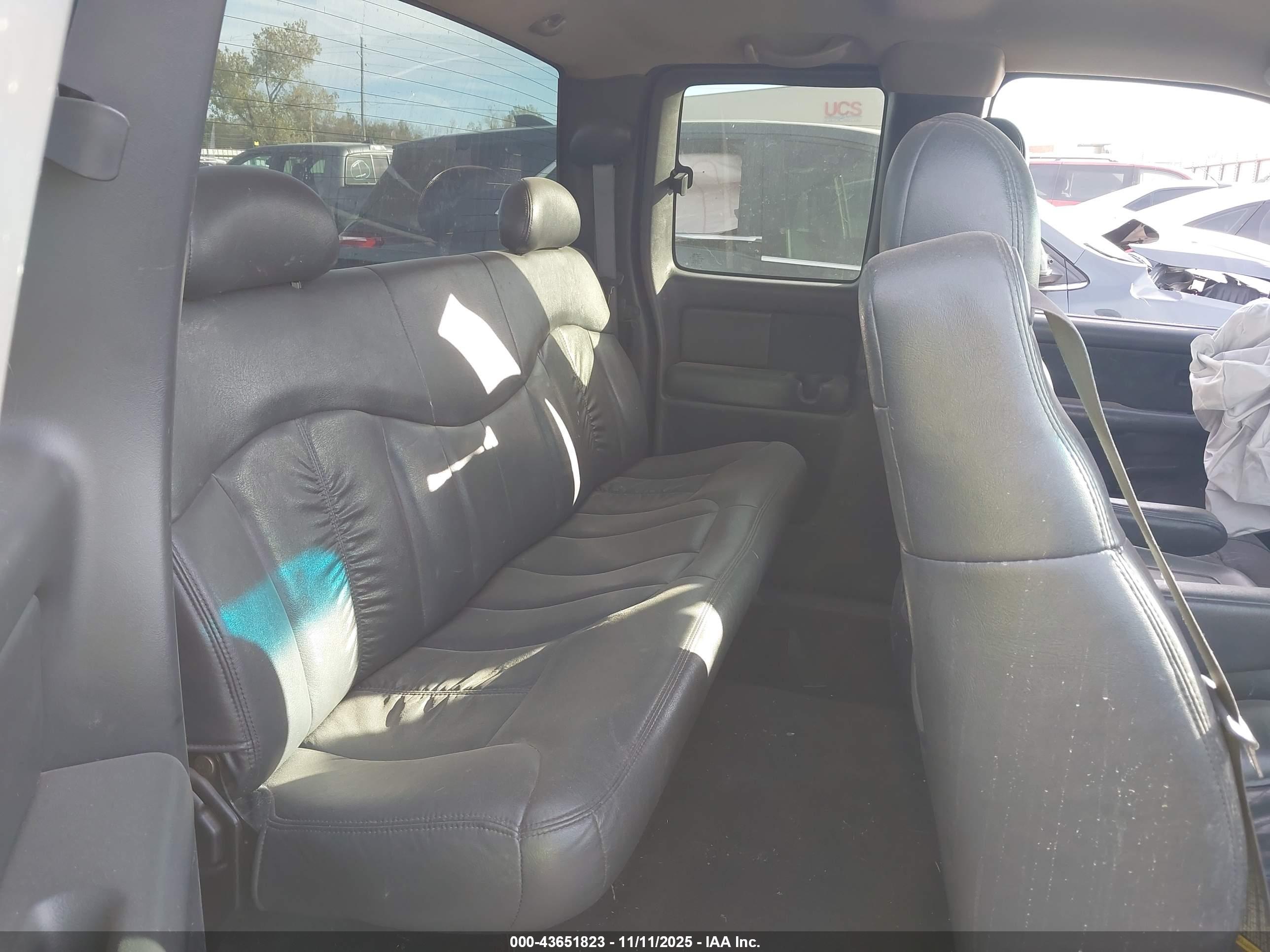 CHEVROLET SILVERADO image 8