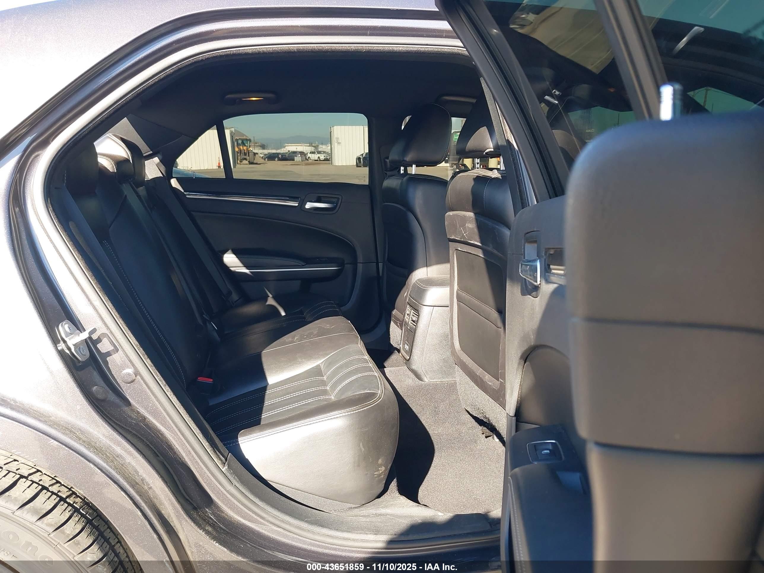 CHRYSLER 300 image 8