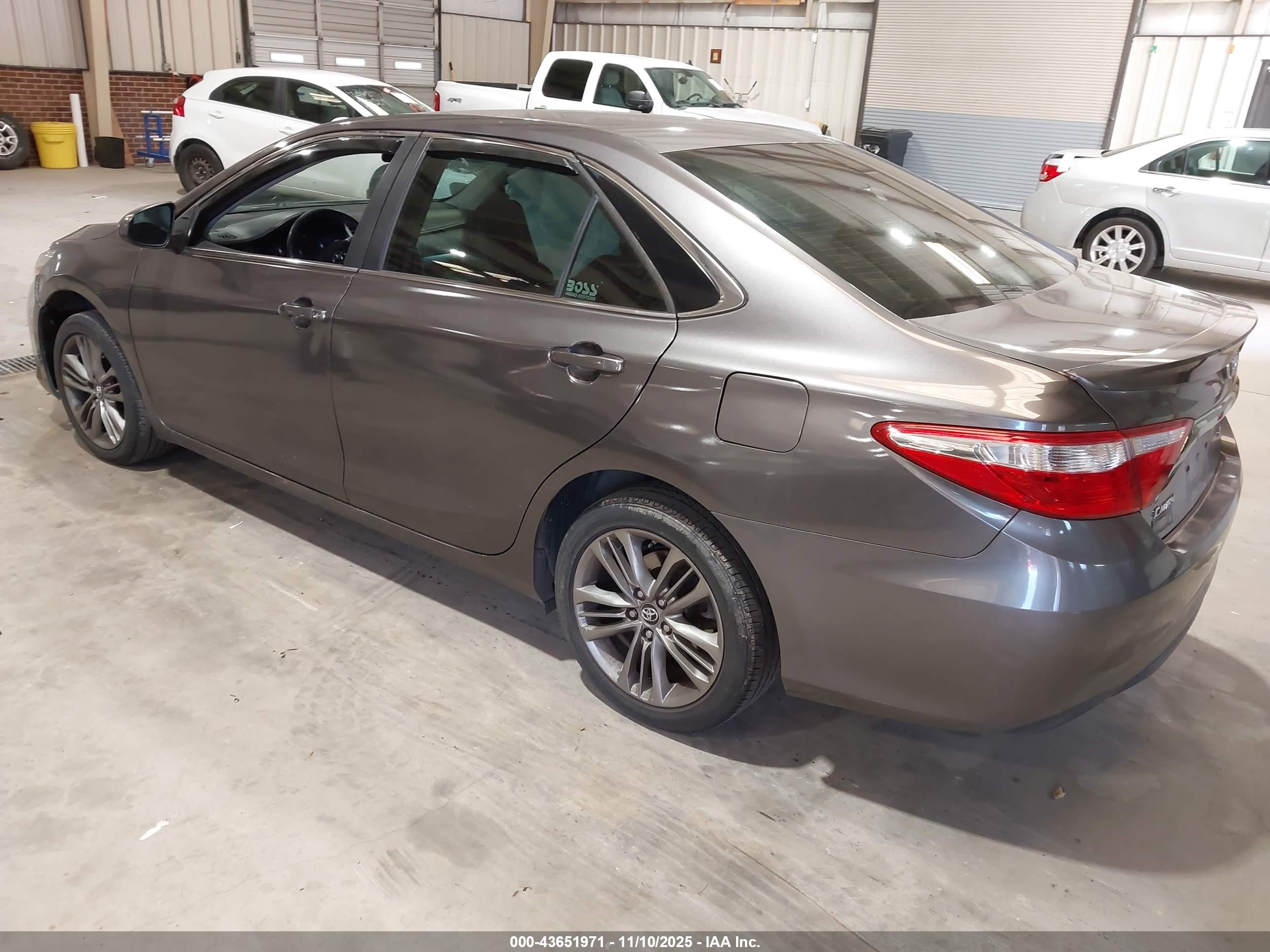 TOYOTA CAMRY image 3
