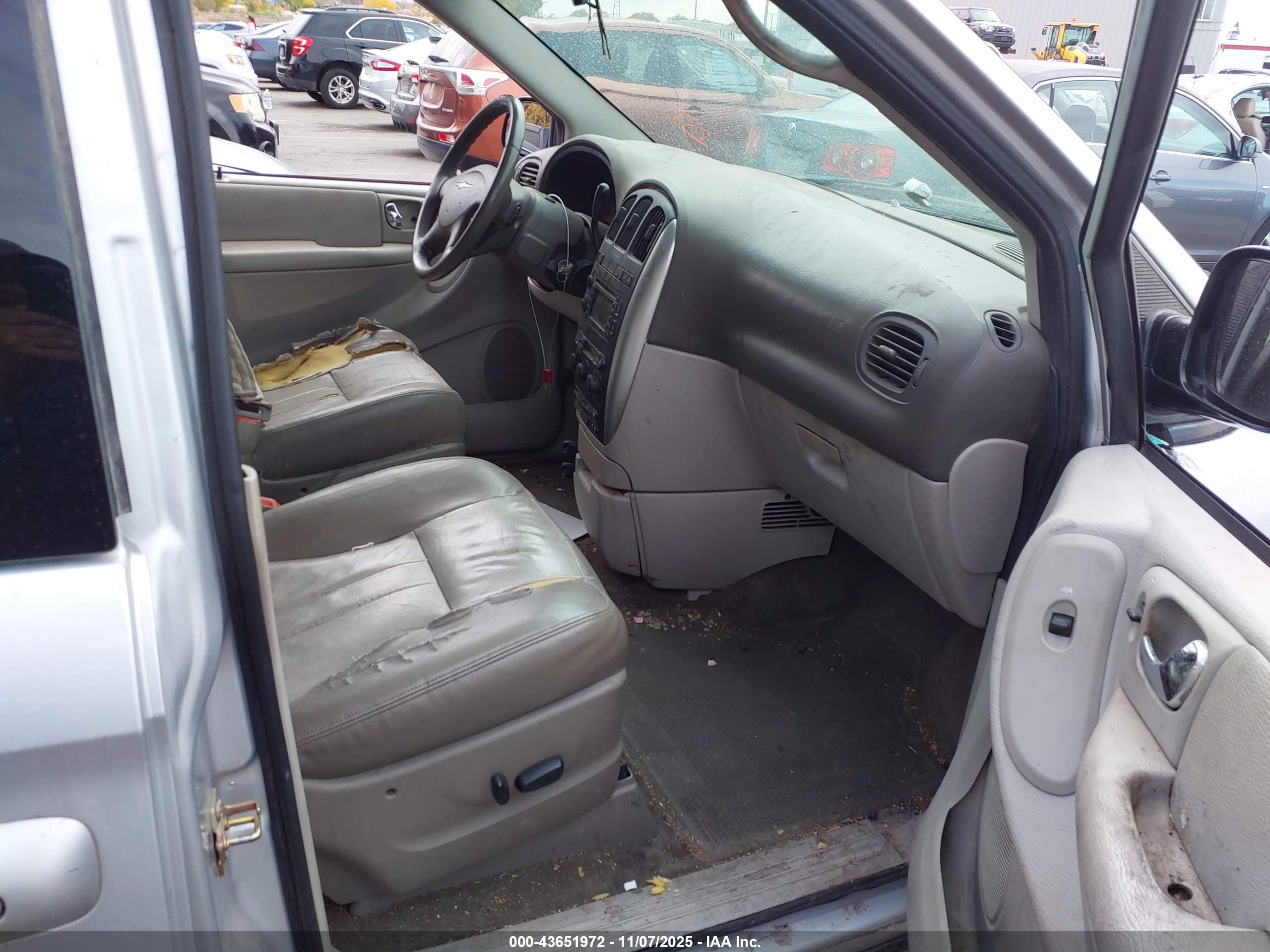 CHRYSLER TOWN image 5