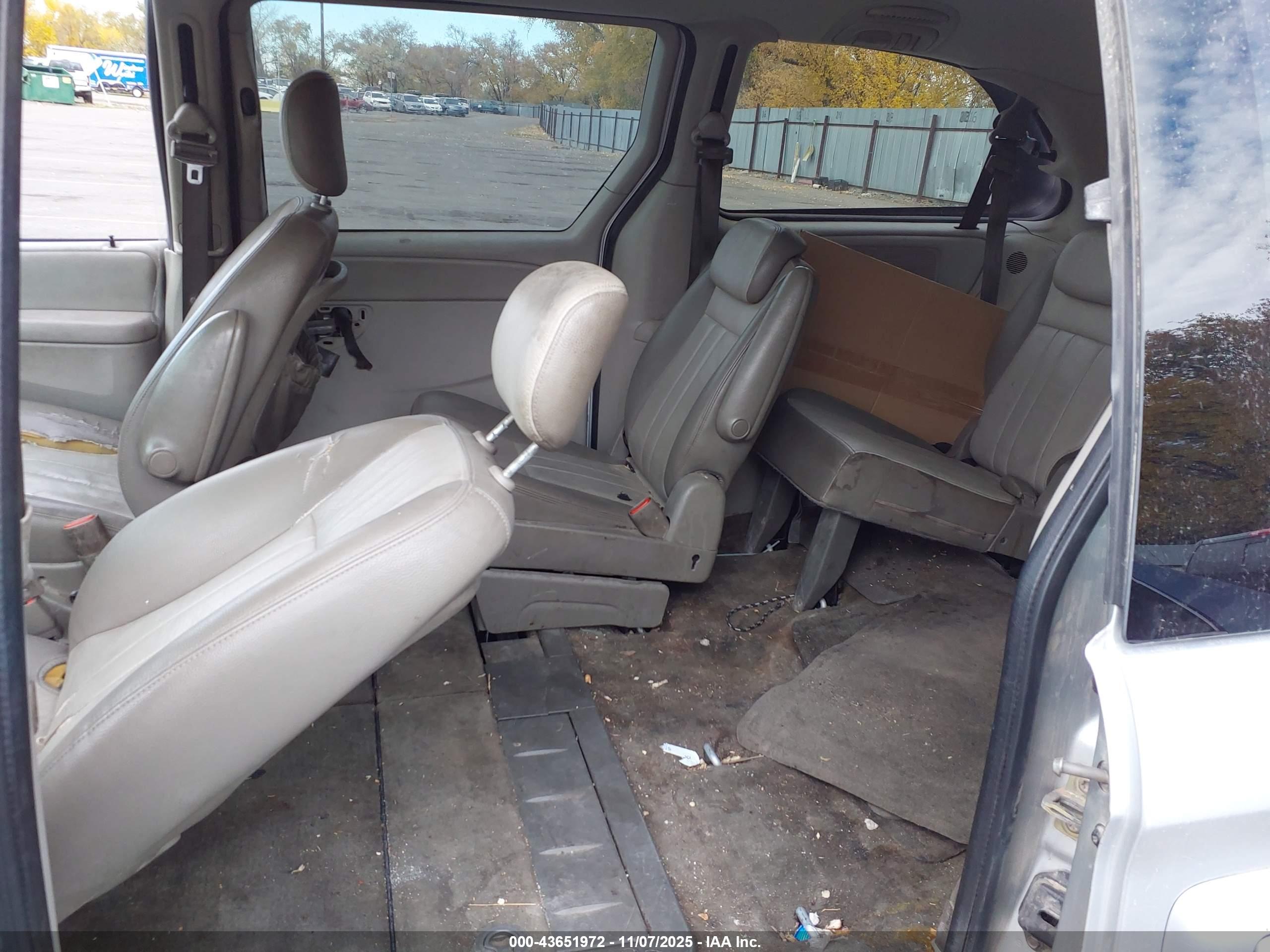 CHRYSLER TOWN image 8