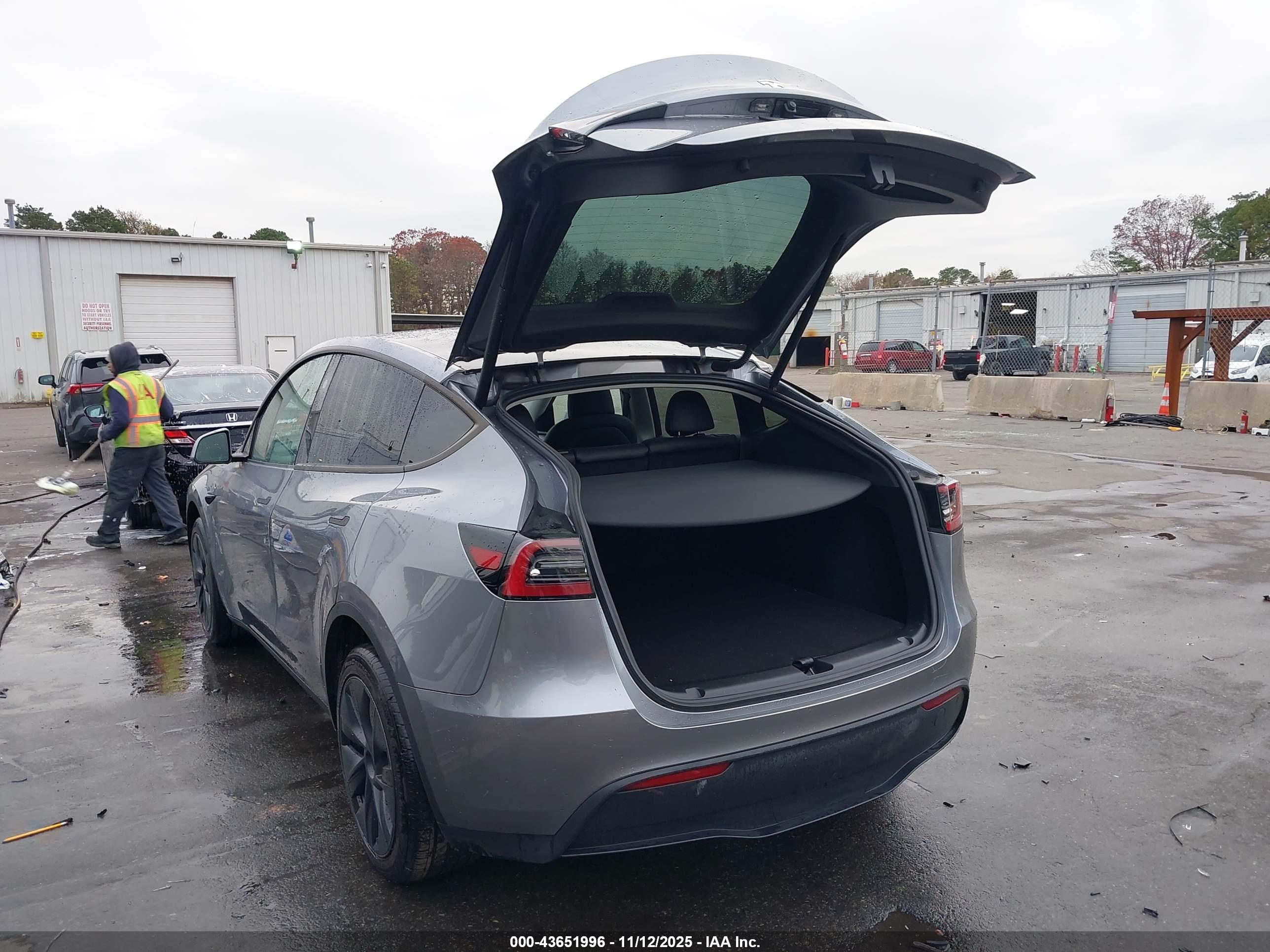 TESLA MODEL image 3