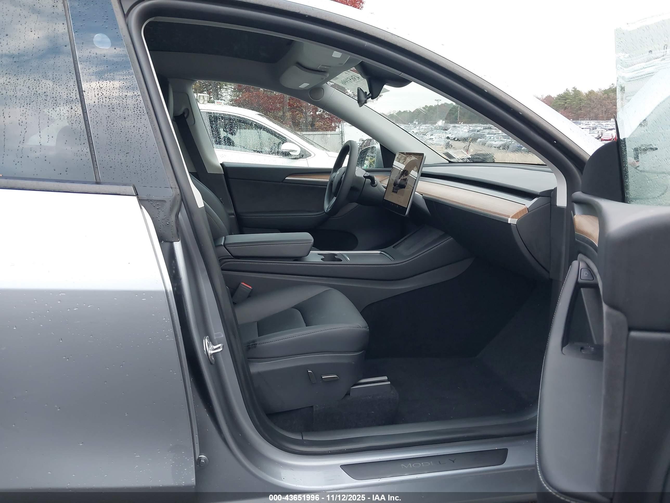 TESLA MODEL image 5