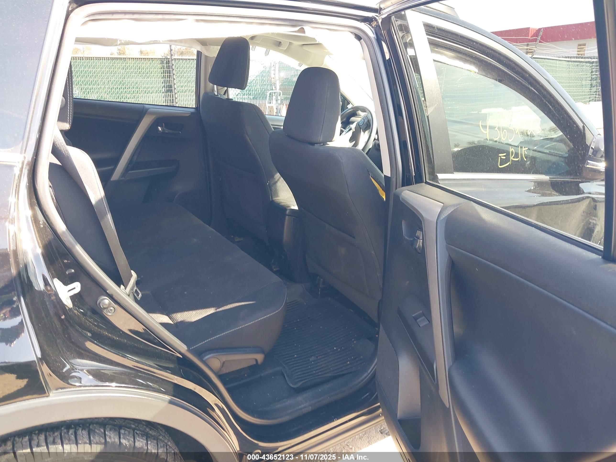 TOYOTA RAV4 image 8