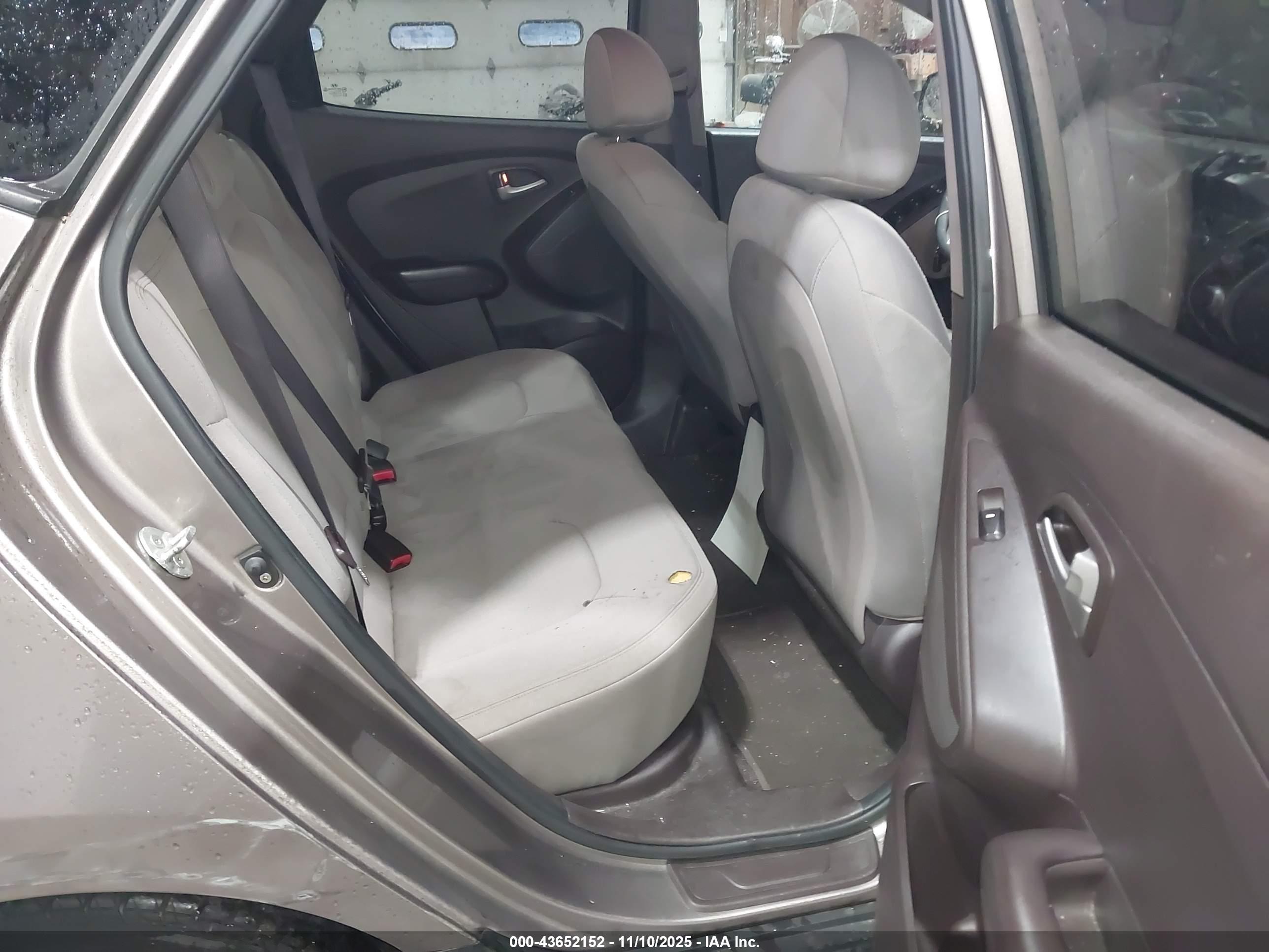 HYUNDAI TUCSON image 8