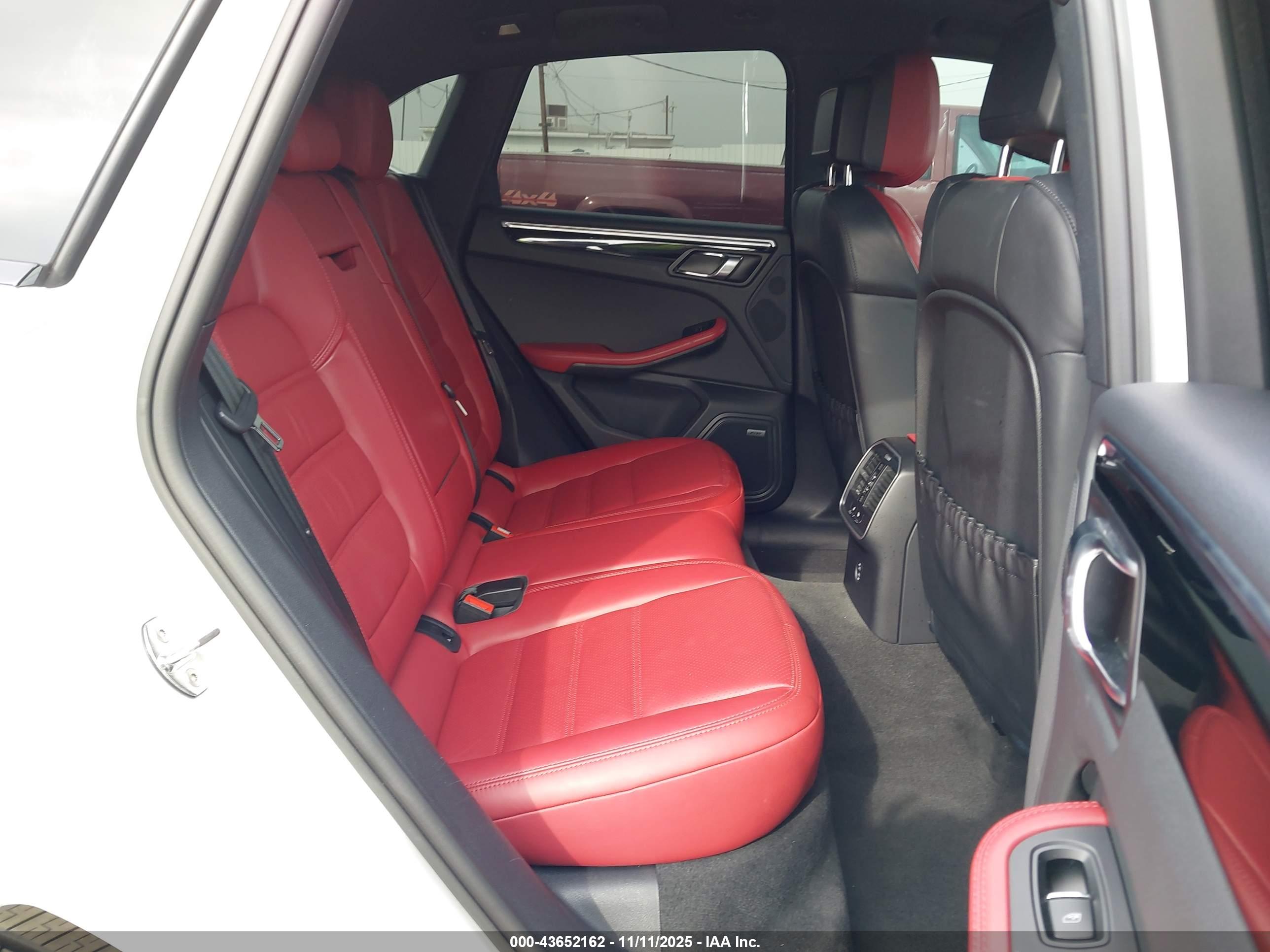 PORSCHE MACAN image 8