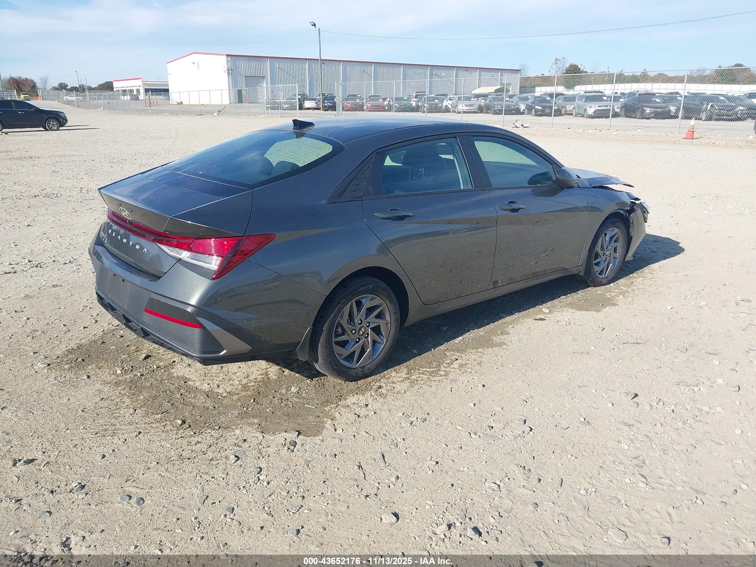 HYUNDAI ELANTRA image 4