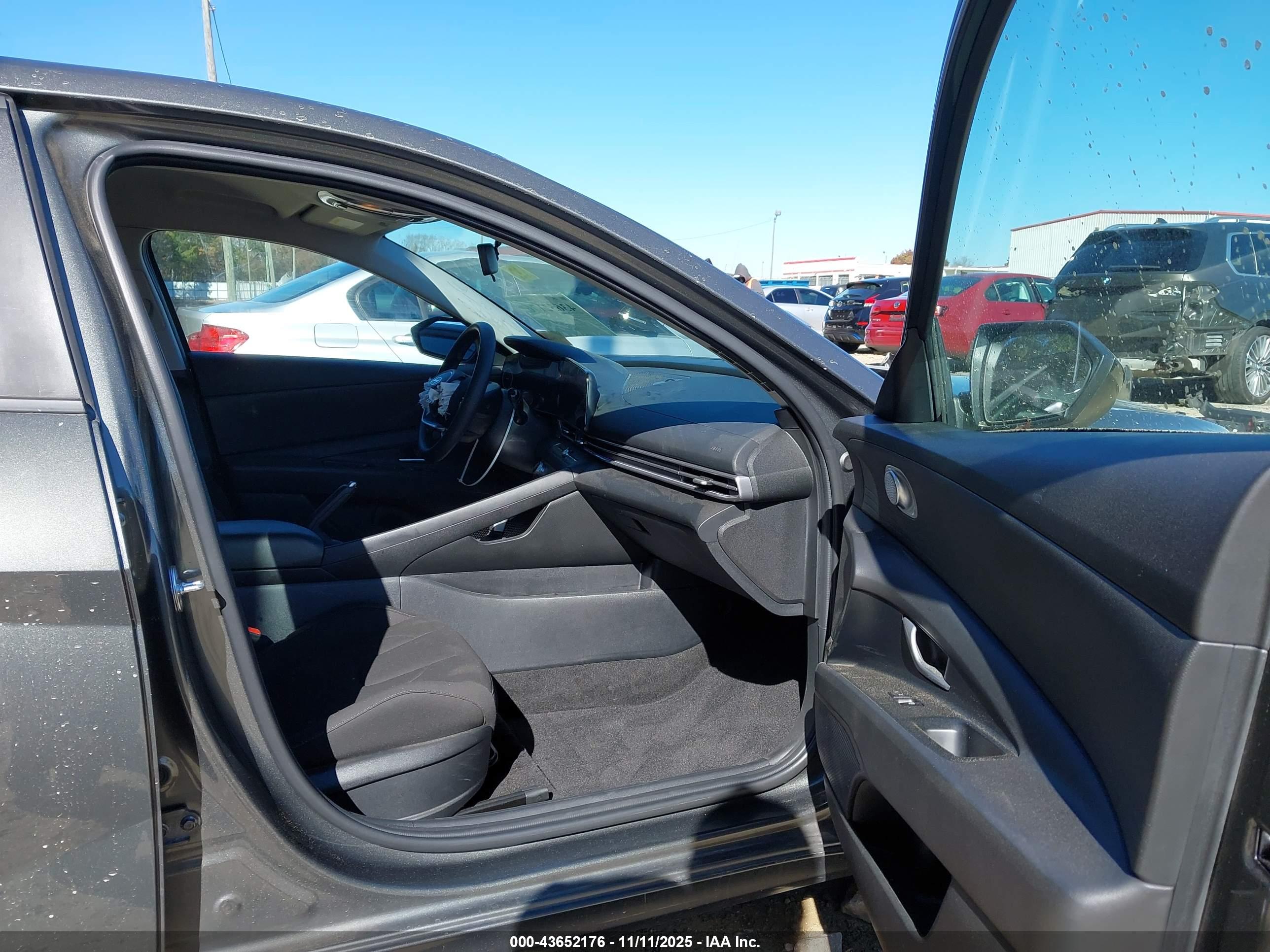 HYUNDAI ELANTRA image 5
